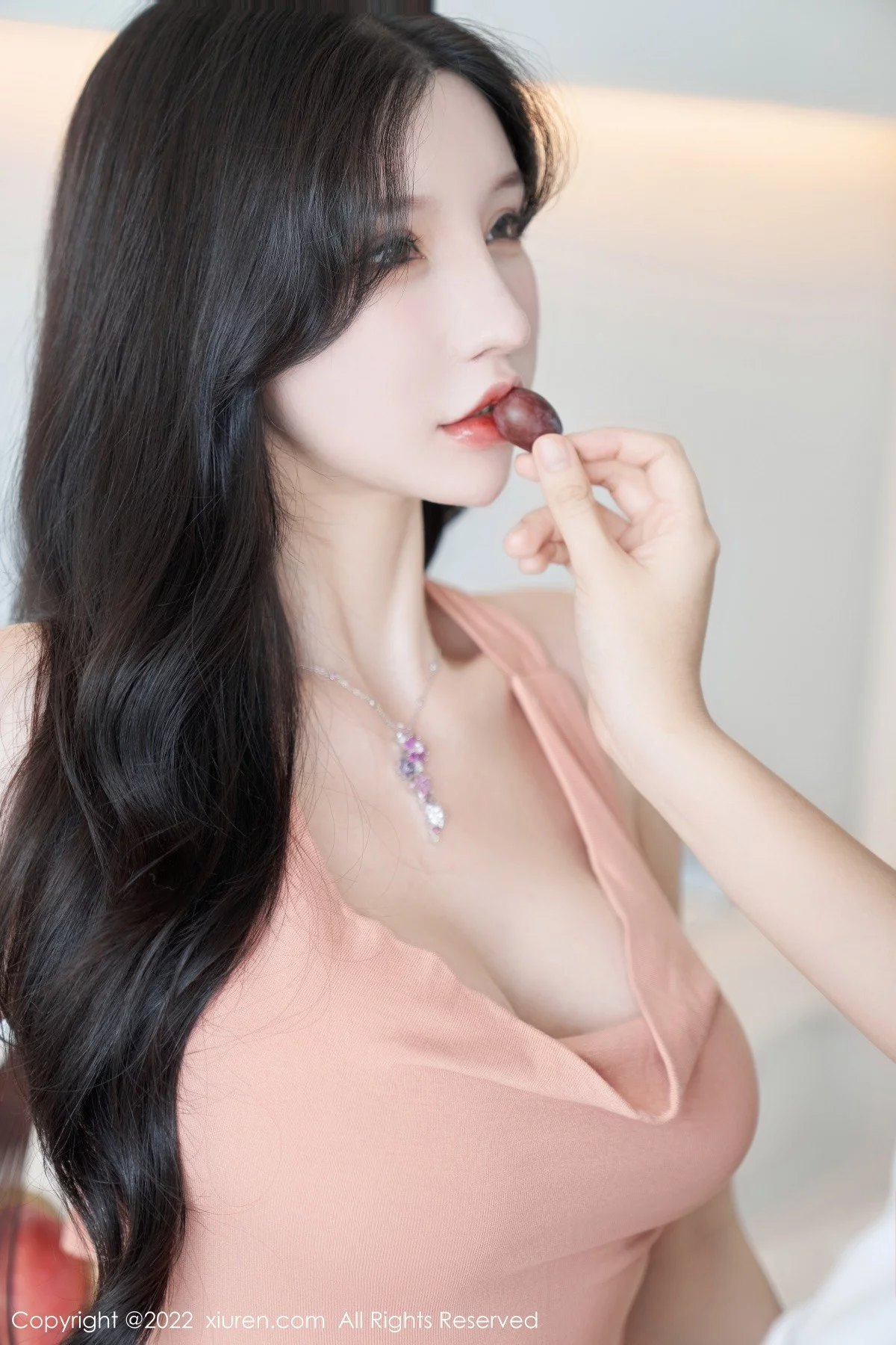 [[XiuRen秀人网]秀人网]No.5881_女神周于希Sally心愿旅拍性感粉色长裙+白色薄纱惹火诱惑写真80P