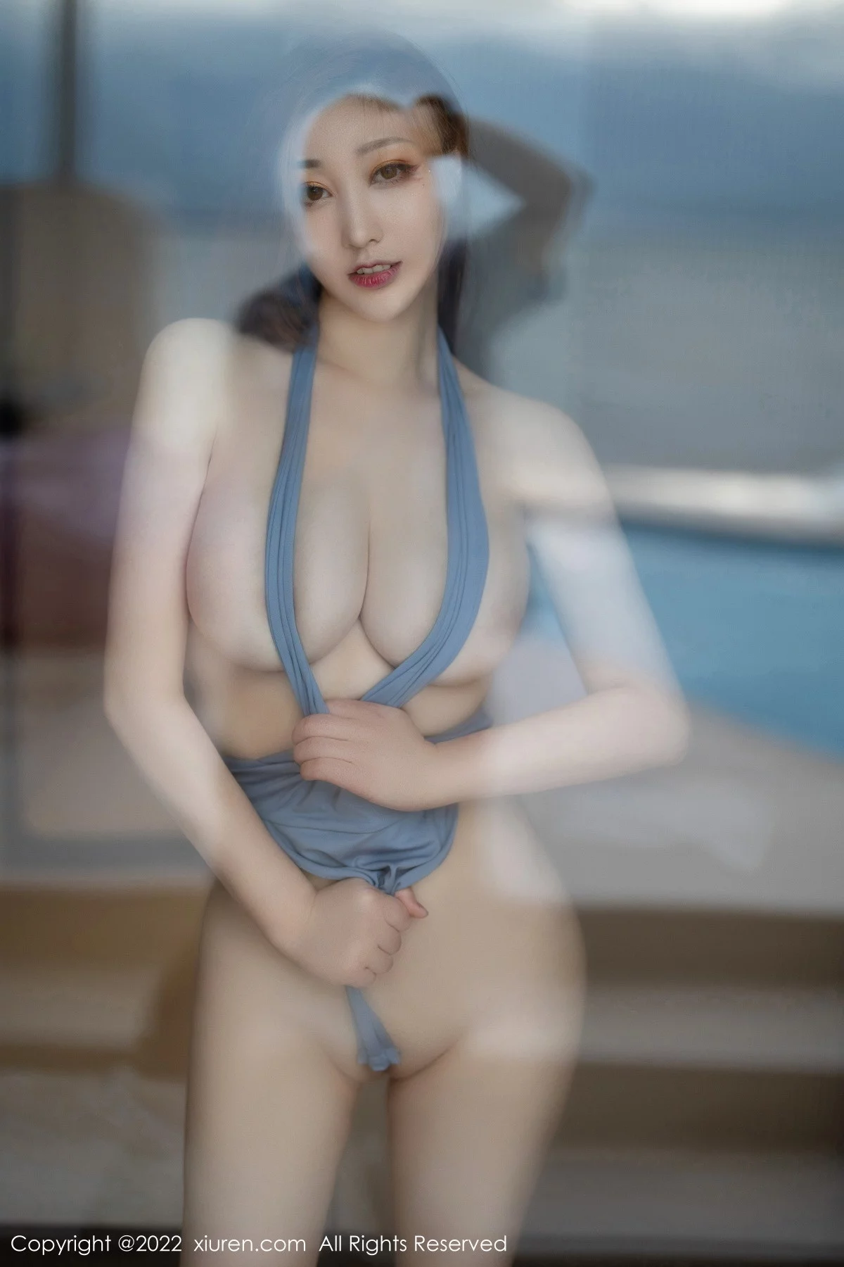 [[XiuRen秀人网]秀人网]No.5878_女神妲己_Toxic心愿旅拍蓝色高开叉服秀丰乳肥臀撩人诱惑写真72P