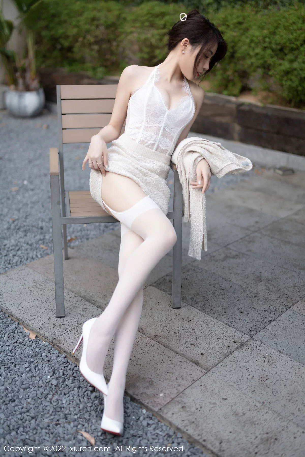 [[XiuRen秀人网]秀人网]No.5880_女神徐莉芝Booty半脱露性感白色蕾丝内衣配白丝吊袜诱惑写真88P