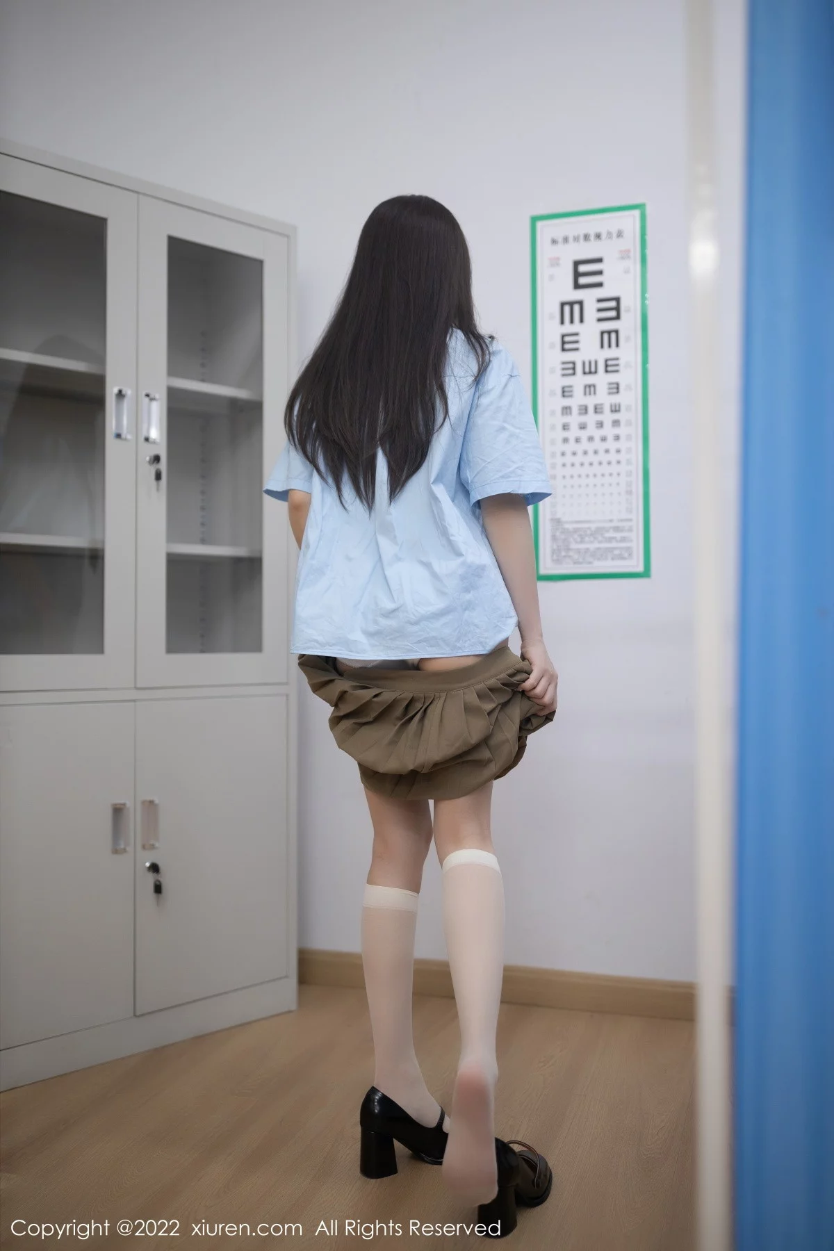 [[XiuRen秀人网]秀人网]No.5882_模特鱼子酱Fish入学体检主题性感蓝T配短裙露白色内衣诱惑写真67P