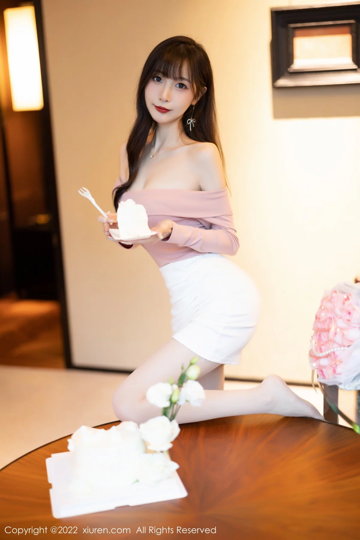 [[XiuRen秀人网]秀人网]No.5934_模特林星阑紫色露肩上衣配白短裙露蕾丝内衣开档肉丝诱惑写真81P