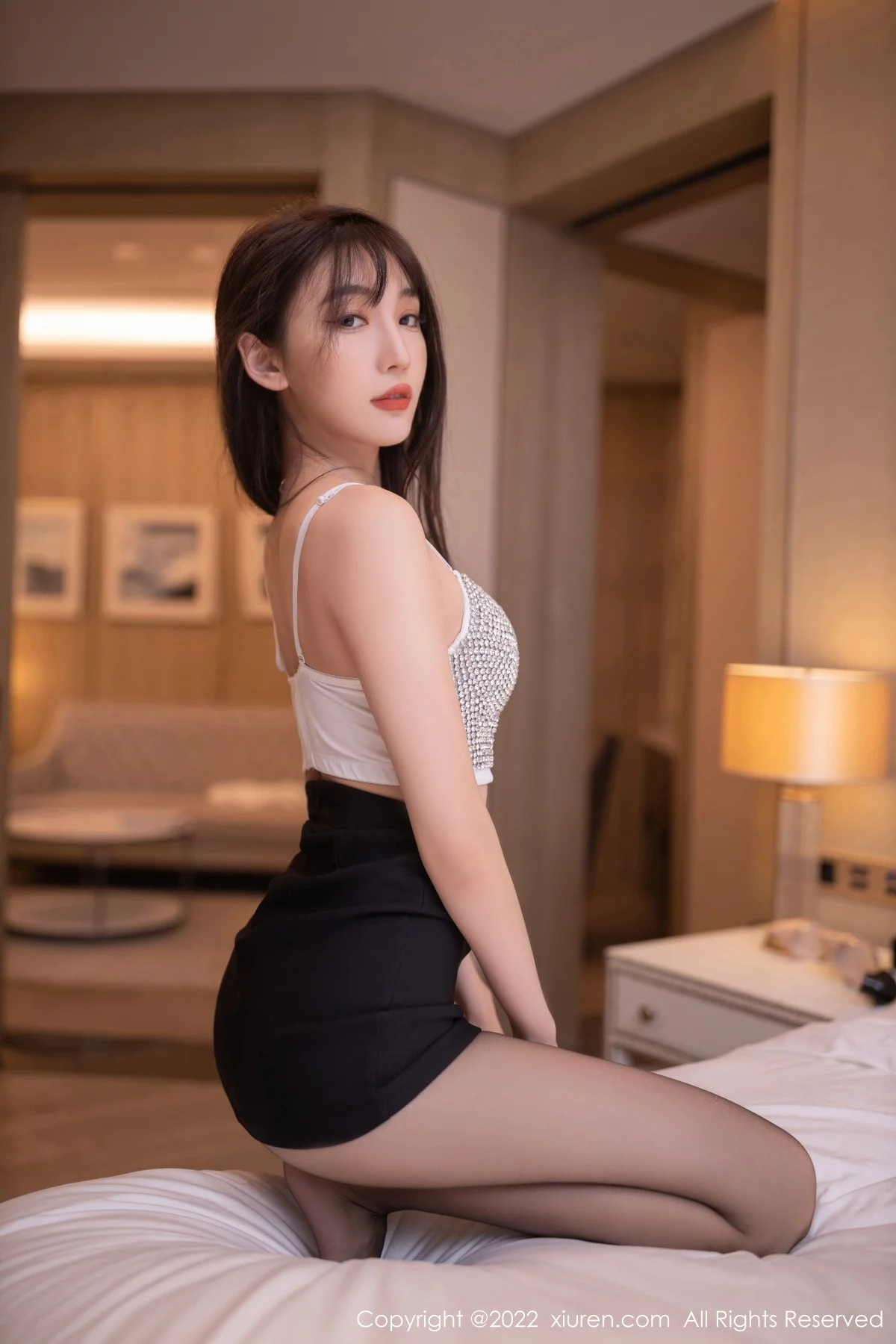 [[XiuRen秀人网]秀人网]No.5940_模特陆萱萱白色上衣配黑色短裙露性感镶砖内衣迷人诱惑写真78P