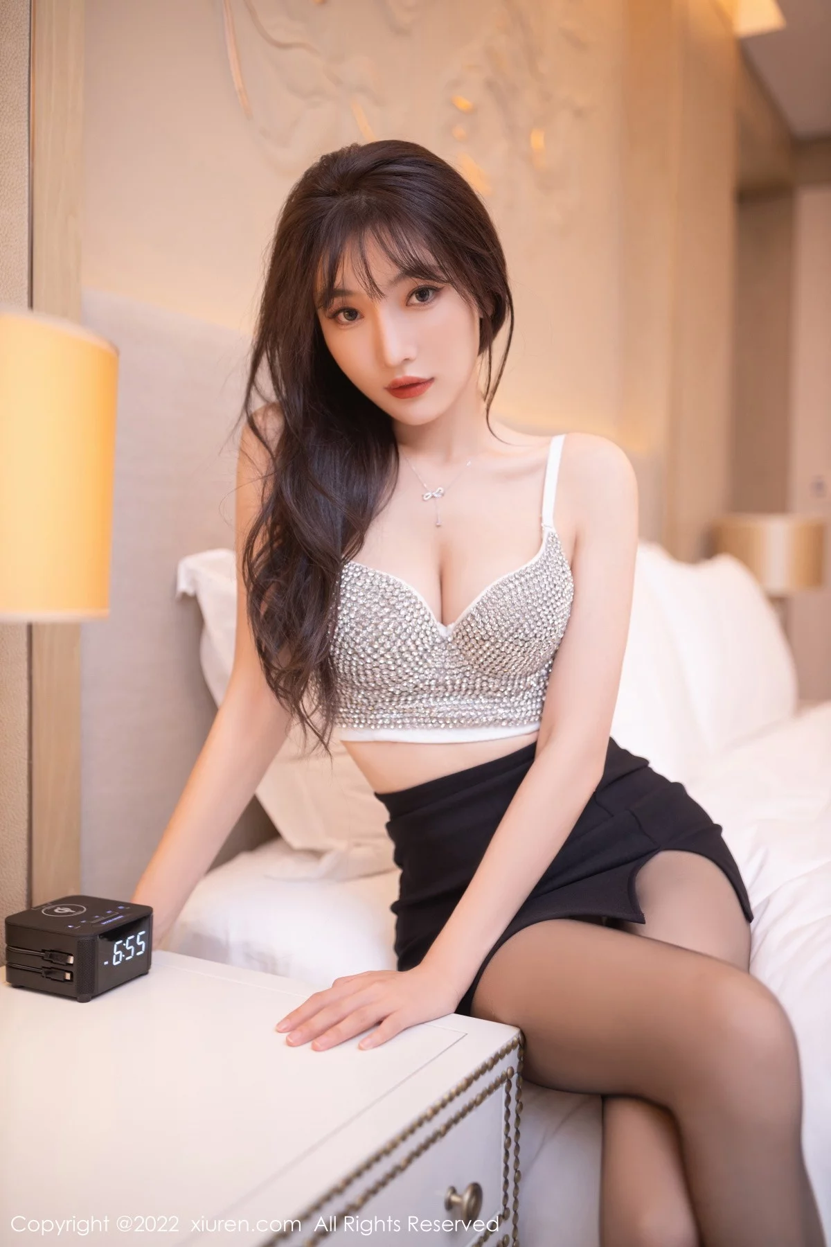 [[XiuRen秀人网]秀人网]No.5940_模特陆萱萱白色上衣配黑色短裙露性感镶砖内衣迷人诱惑写真78P