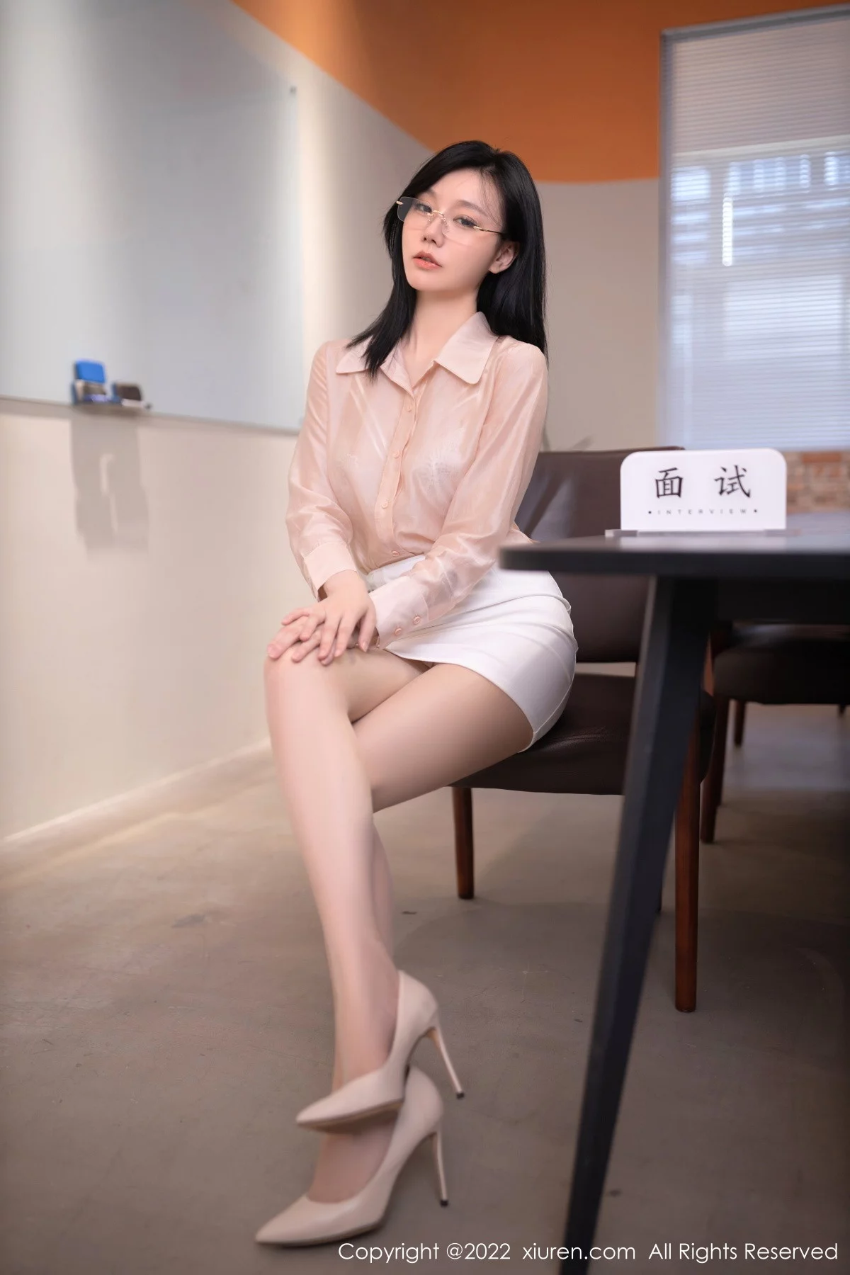 [[XiuRen秀人网]秀人网]No.5960_模特安然anran浅色上衣配白色短裙露蕾丝内衣原色丝袜诱惑写真82P