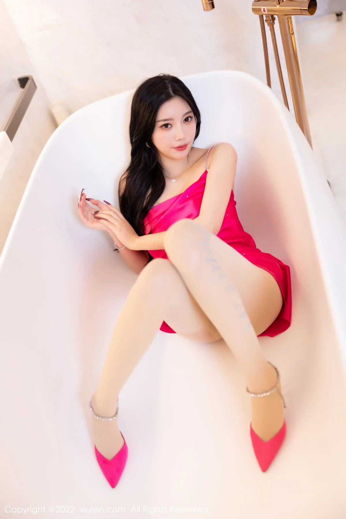 [[XiuRen秀人网]秀人网]No.5959_女神杨晨晨Yome浴室脱红色短裙露无内肉丝秀惹火身材诱惑写真88P