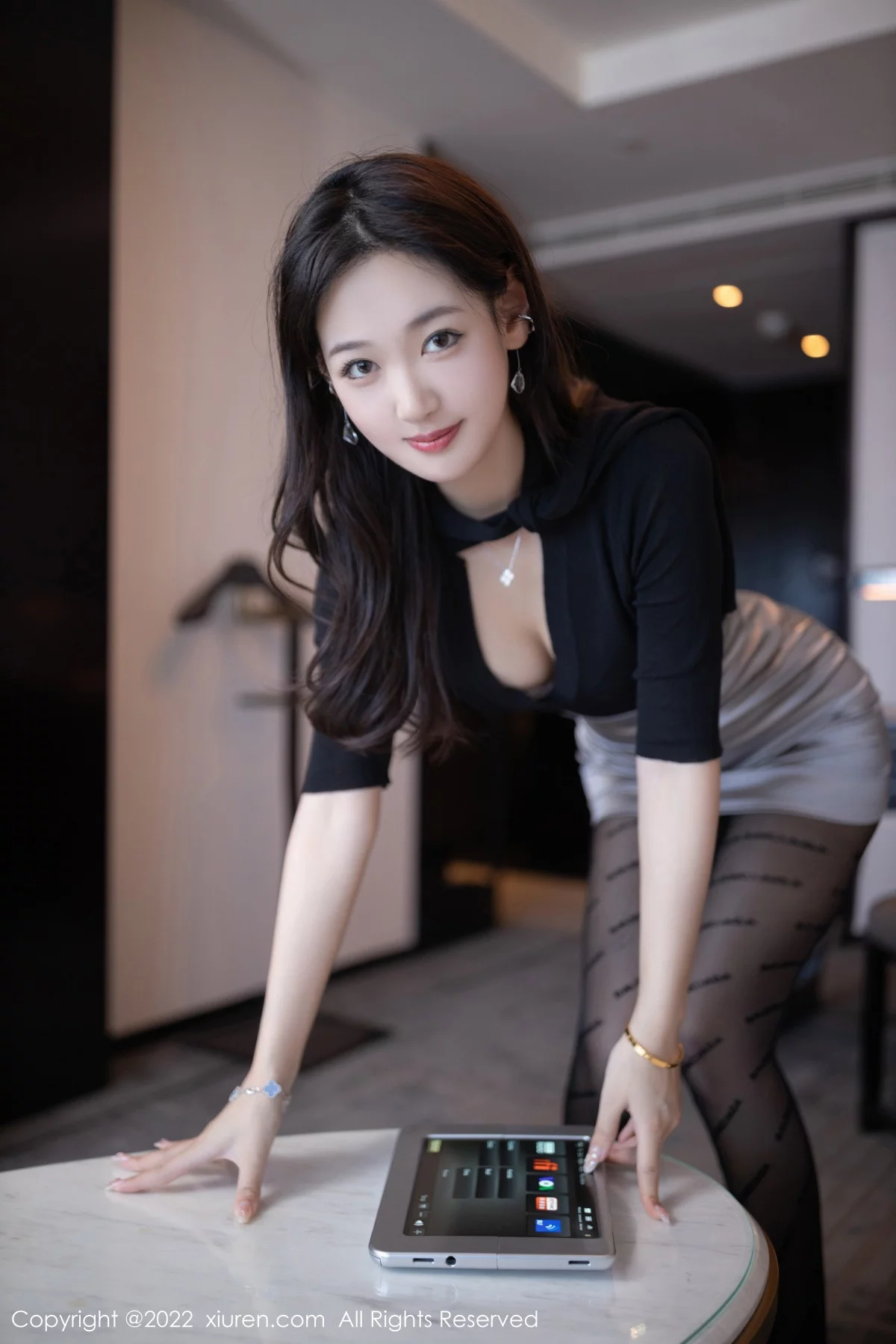[[XiuRen秀人网]秀人网]No.5887_模特唐安琪秘书角色黑色收身衣配银色短裙秀曼妙身姿诱惑写真78P