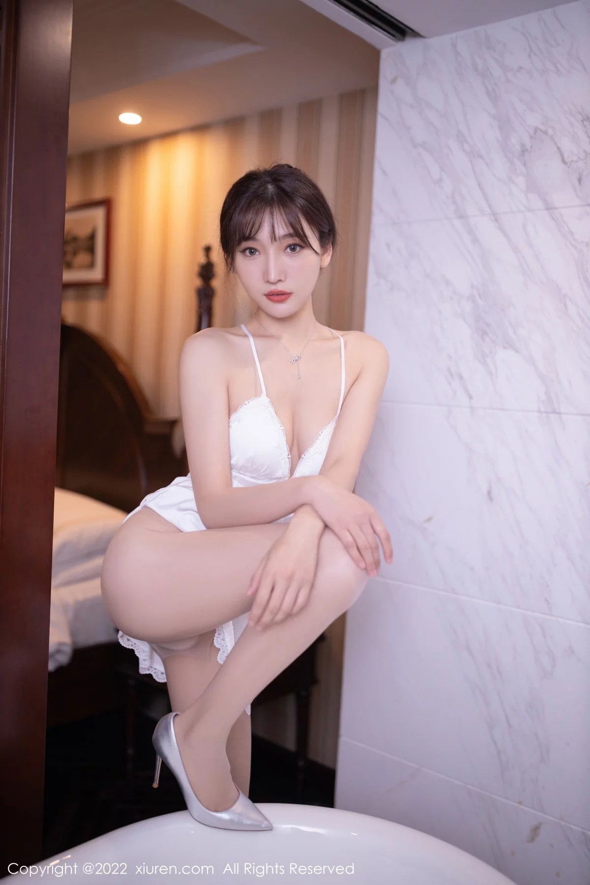 [[XiuRen秀人网]秀人网]No.5973_模特陆萱萱北京旅拍性感白色睡裙配超薄无内肉丝极致诱惑写真82P
