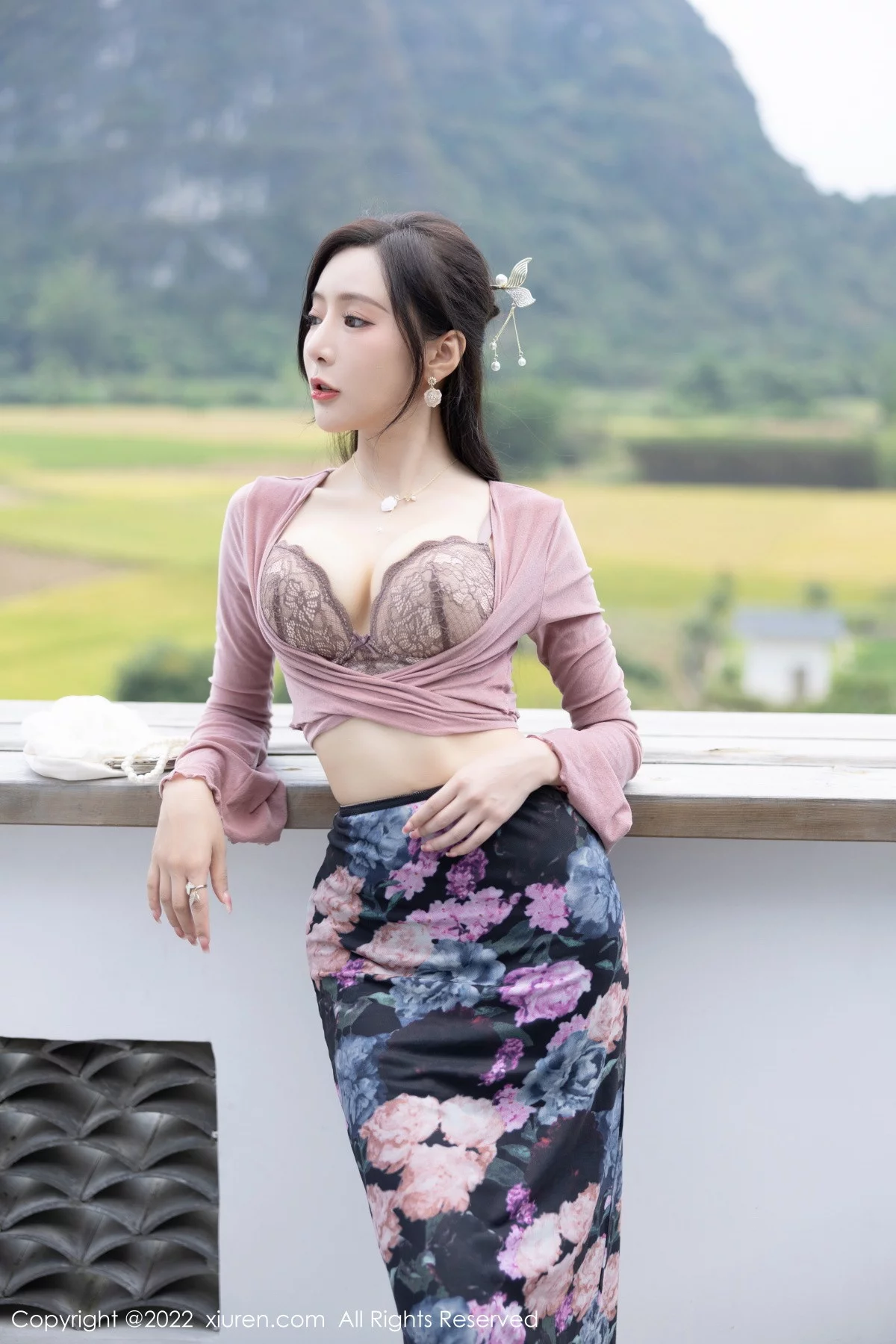 [[XiuRen秀人网]秀人网]No.5985_女神王馨瑶yanni粉灰色上衣配花色长裙露蕾丝内衣撩人诱惑写真82P