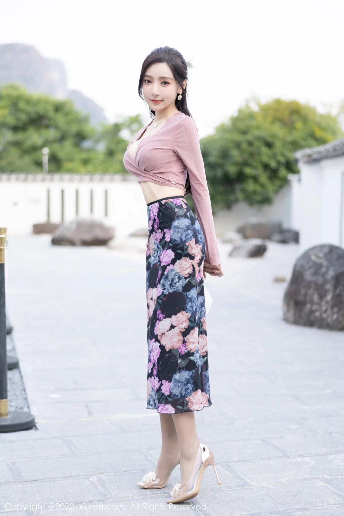 [[XiuRen秀人网]秀人网]No.5985_女神王馨瑶yanni粉灰色上衣配花色长裙露蕾丝内衣撩人诱惑写真82P