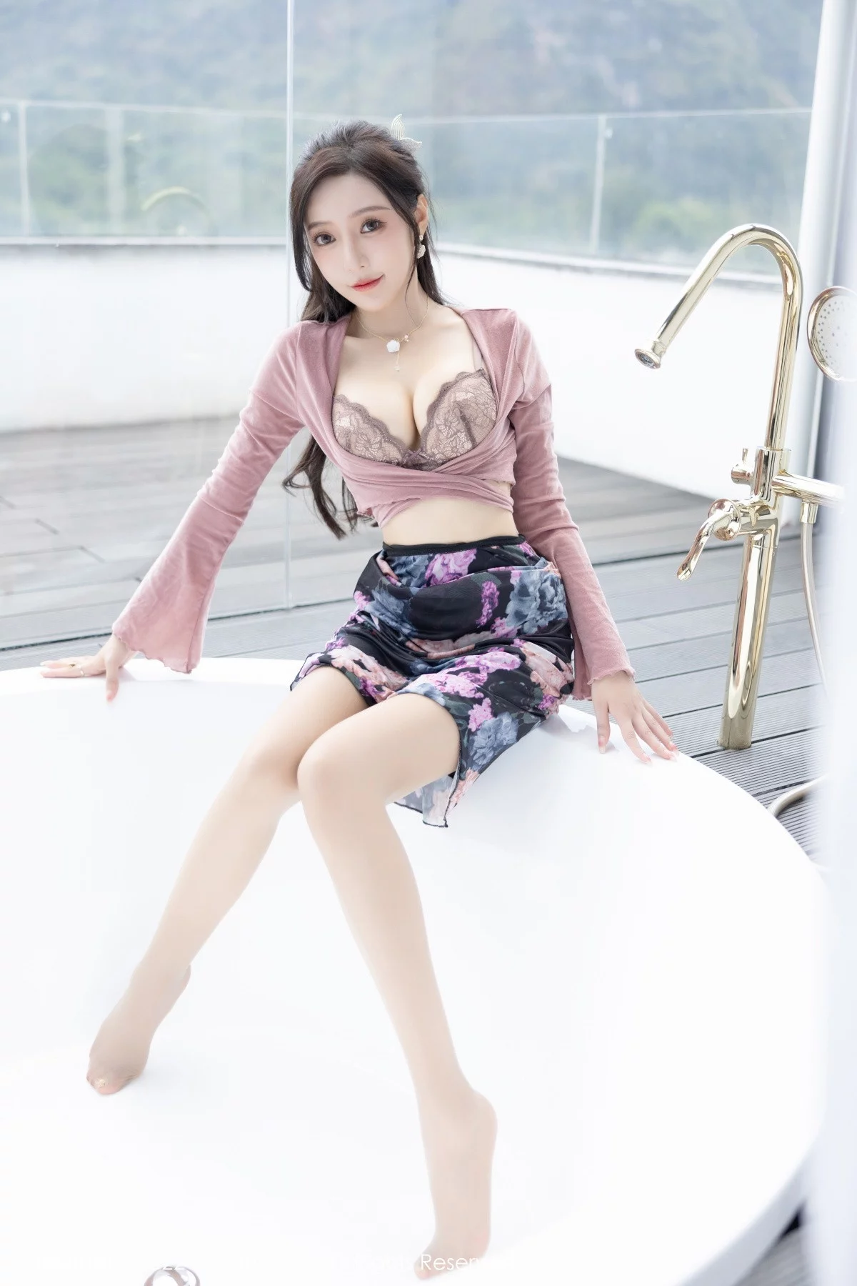 [[XiuRen秀人网]秀人网]No.5985_女神王馨瑶yanni粉灰色上衣配花色长裙露蕾丝内衣撩人诱惑写真82P