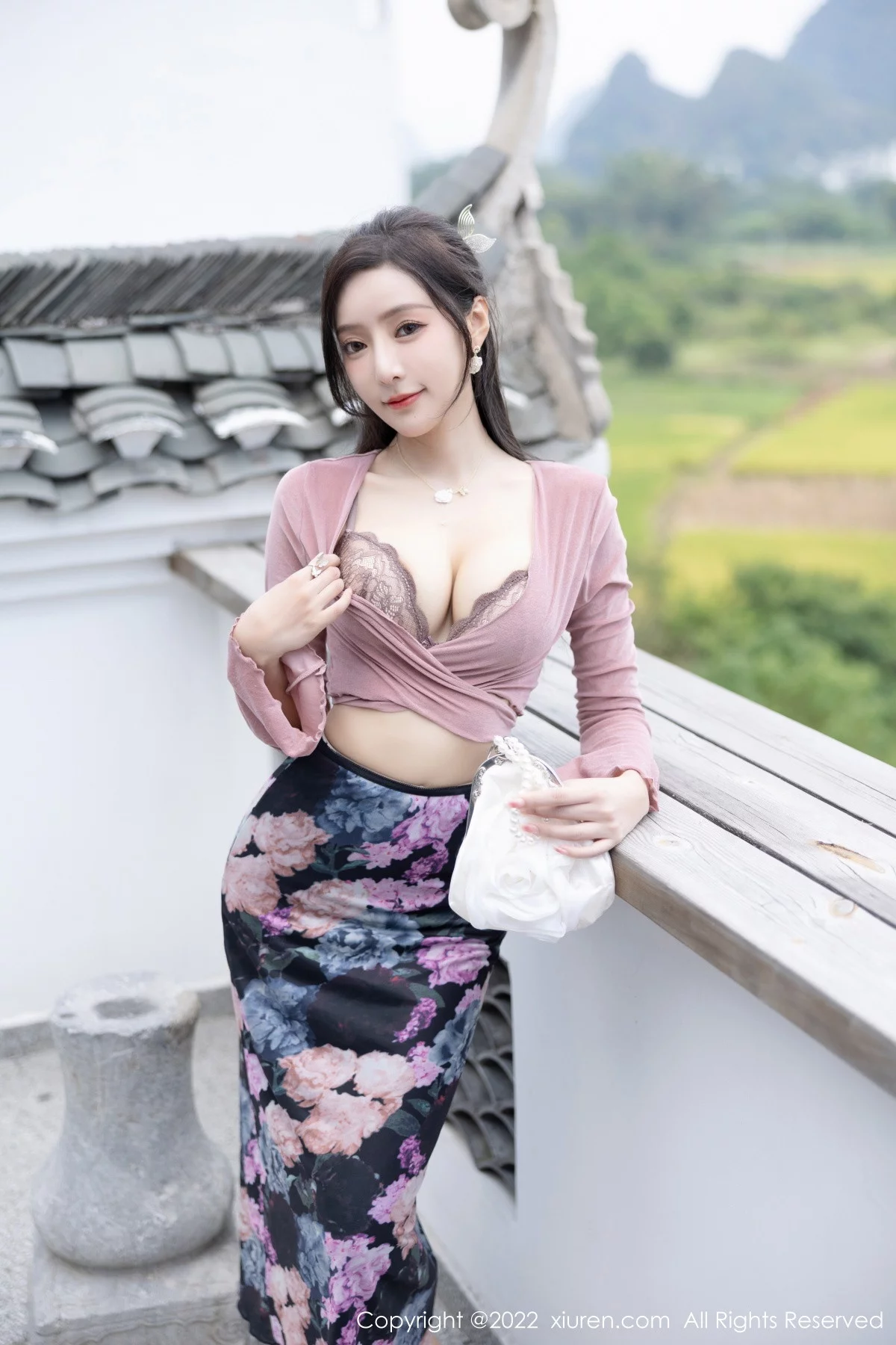 [[XiuRen秀人网]秀人网]No.5985_女神王馨瑶yanni粉灰色上衣配花色长裙露蕾丝内衣撩人诱惑写真82P