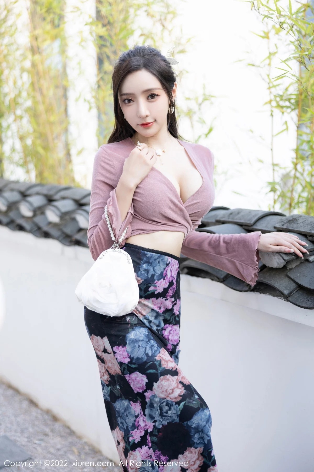 [[XiuRen秀人网]秀人网]No.5985_女神王馨瑶yanni粉灰色上衣配花色长裙露蕾丝内衣撩人诱惑写真82P