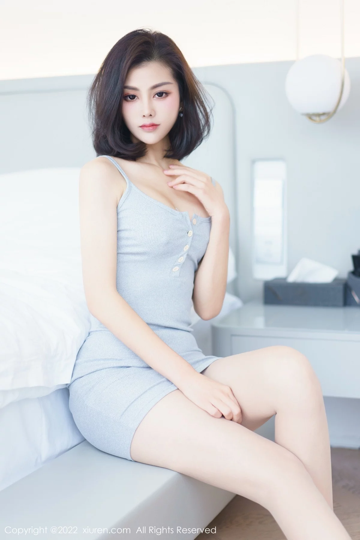 [[XiuRen秀人网]秀人网]No.5999_新人模特夕颜浅灰色吊带连衣裙配原色丝袜秀曼妙身姿迷人写真63P