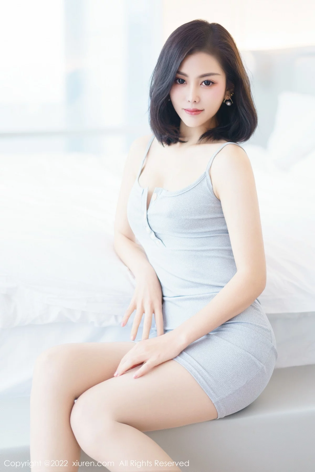 [[XiuRen秀人网]秀人网]No.5999_新人模特夕颜浅灰色吊带连衣裙配原色丝袜秀曼妙身姿迷人写真63P