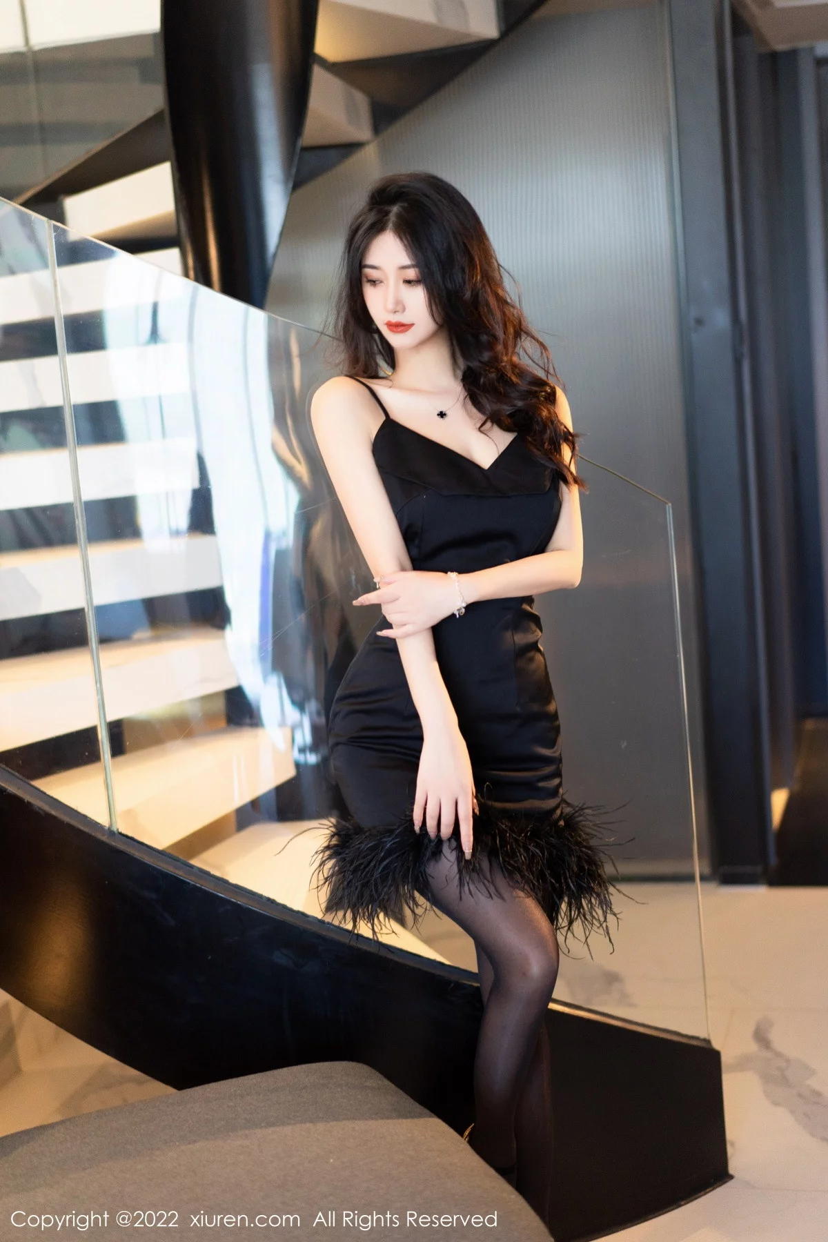 [[XiuRen秀人网]秀人网]No.5906_模特laura阿姣性感黑色低胸吊带短裙配超薄黑丝秀美腿迷人写真91P