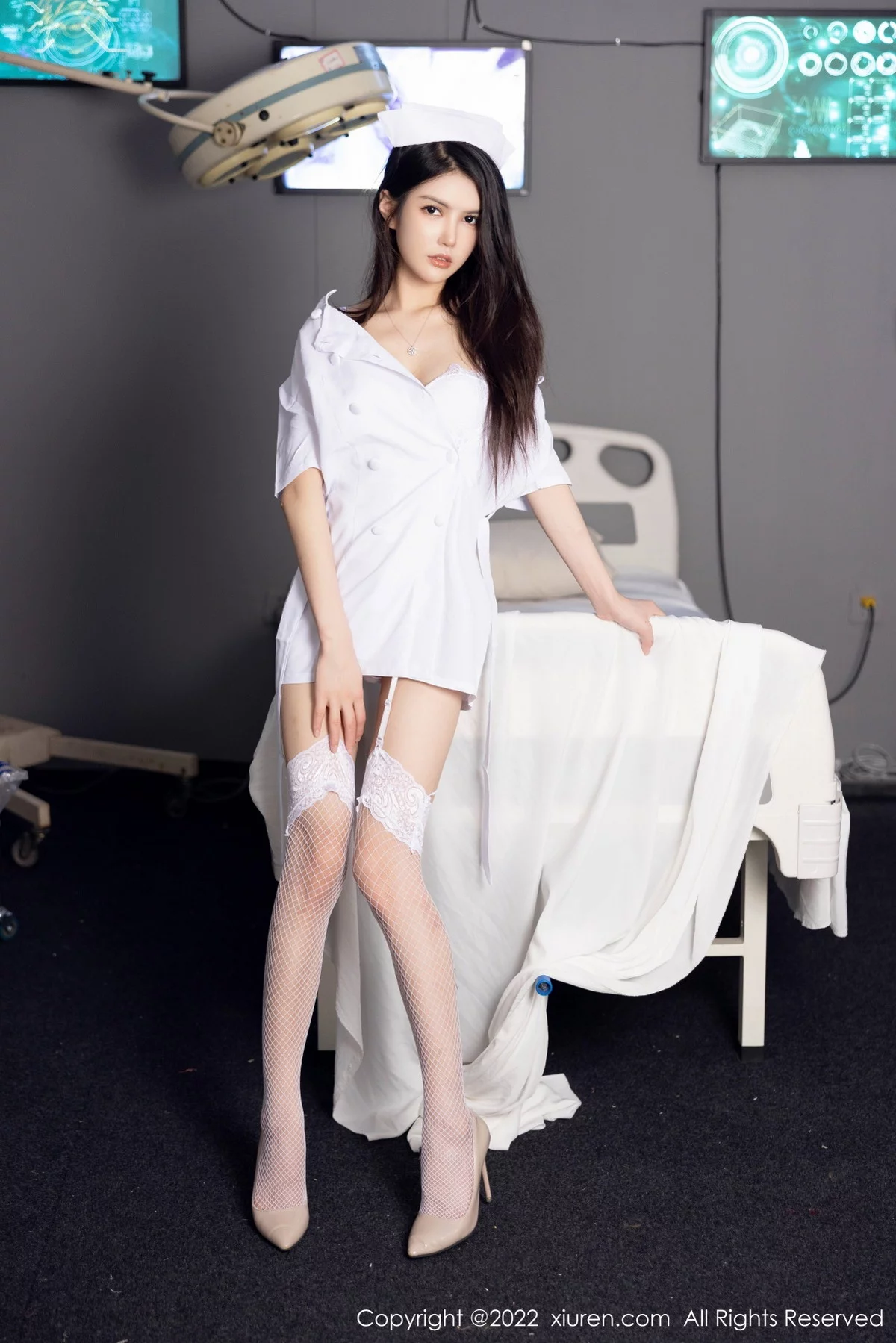 [[XiuRen秀人网]秀人网]No.5905_模特媛媛酱belle半脱护士服露性感蕾丝内衣配蕾丝吊袜诱惑写真68P