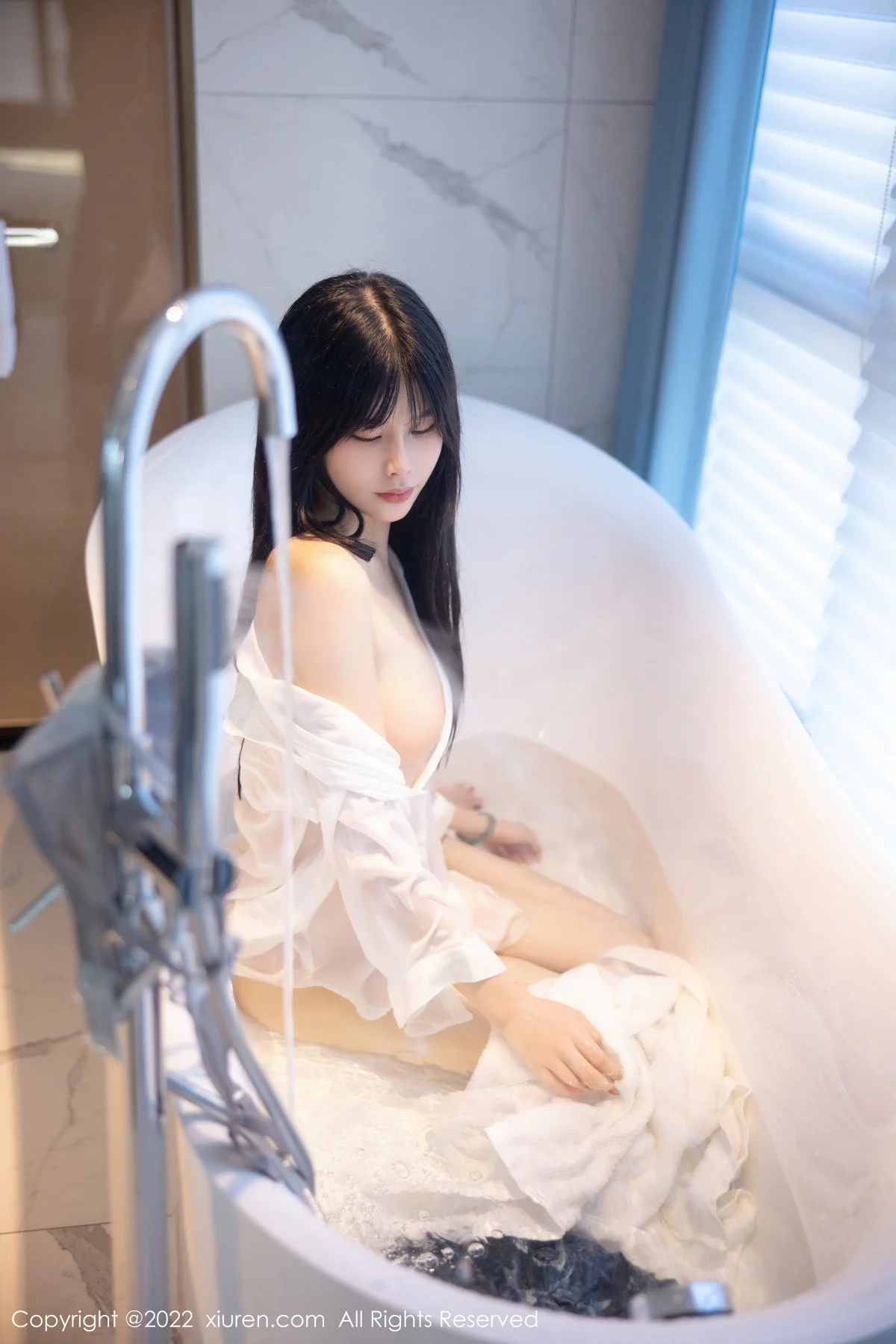 [[XiuRen秀人网]秀人网]No.5909_模特77qiqi私房浴室脱性感白T露浅蓝色蕾丝内衣迷人诱惑写真85P