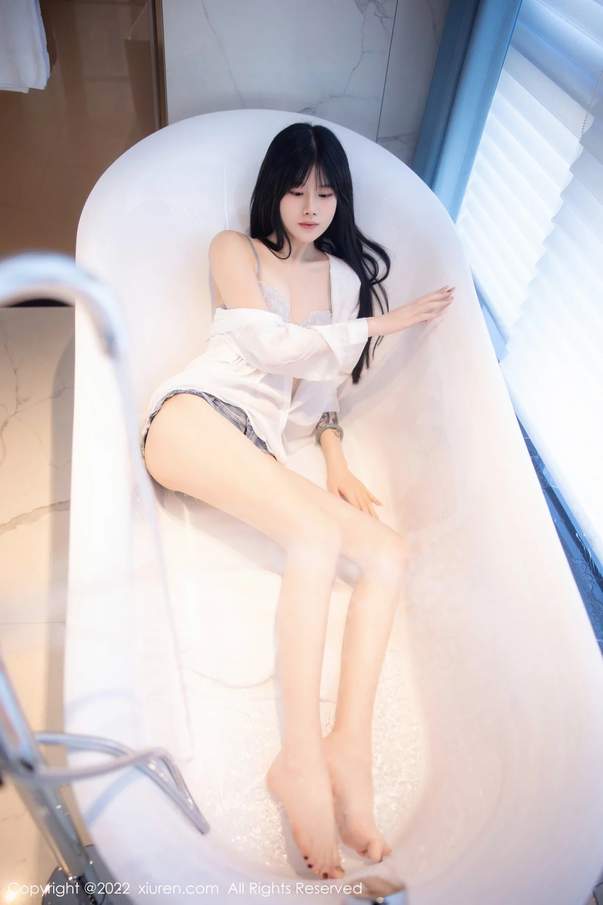 [[XiuRen秀人网]秀人网]No.5909_模特77qiqi私房浴室脱性感白T露浅蓝色蕾丝内衣迷人诱惑写真85P