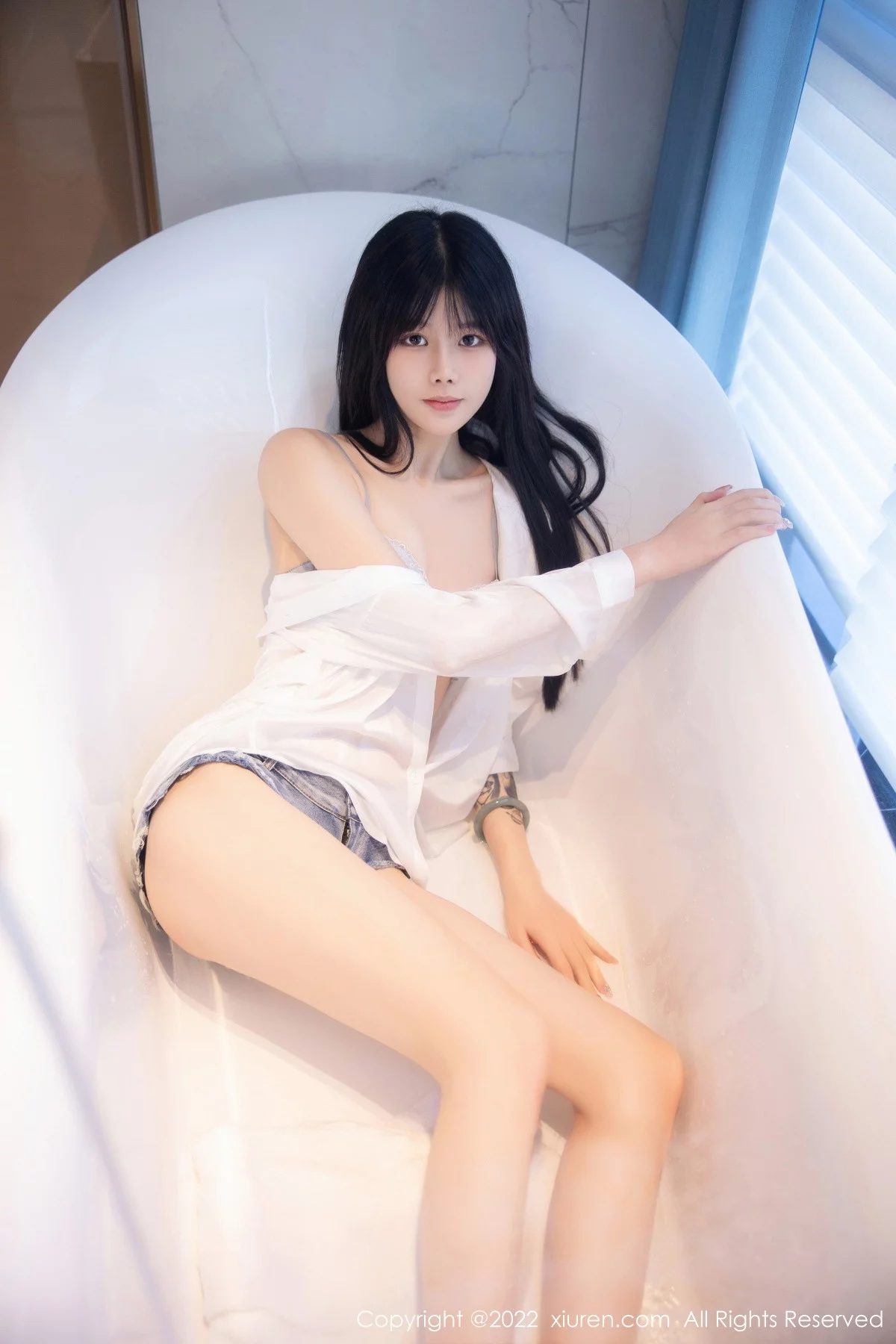 [[XiuRen秀人网]秀人网]No.5909_模特77qiqi私房浴室脱性感白T露浅蓝色蕾丝内衣迷人诱惑写真85P
