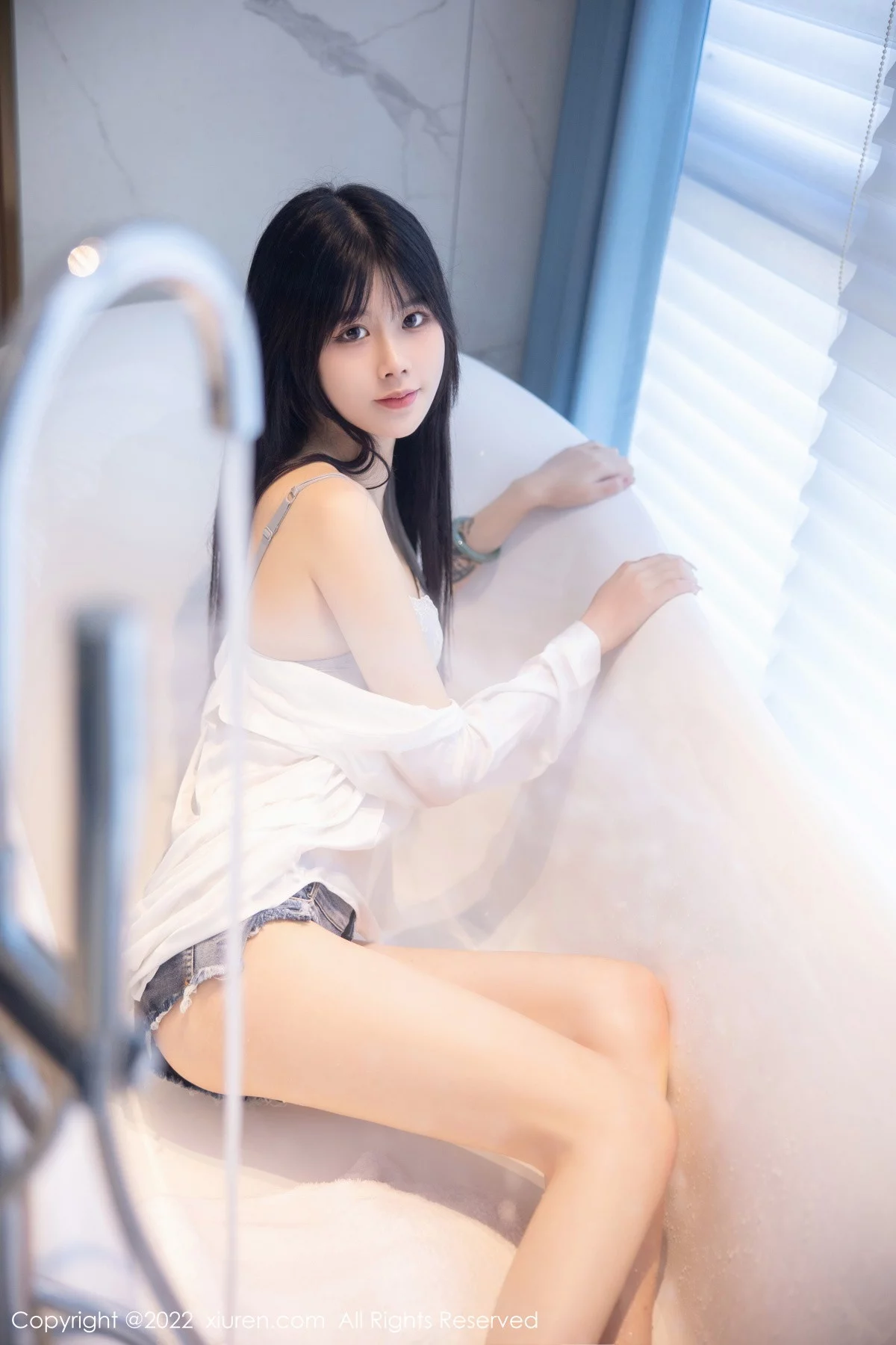 [[XiuRen秀人网]秀人网]No.5909_模特77qiqi私房浴室脱性感白T露浅蓝色蕾丝内衣迷人诱惑写真85P