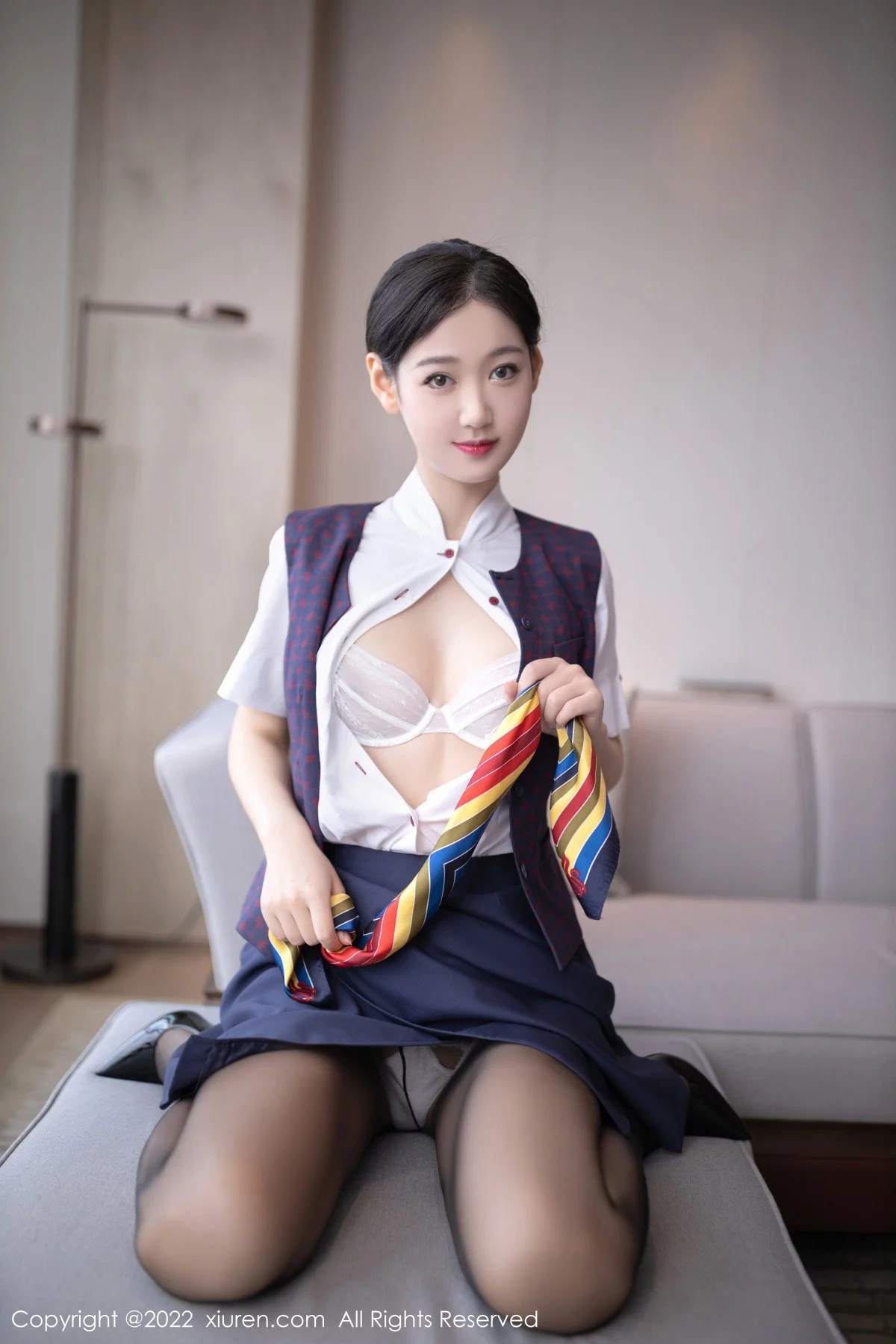 [[XiuRen秀人网]秀人网]No.5922_模特唐安琪北京旅拍国航空姐角色半脱制服露蕾丝内衣诱惑写真79P