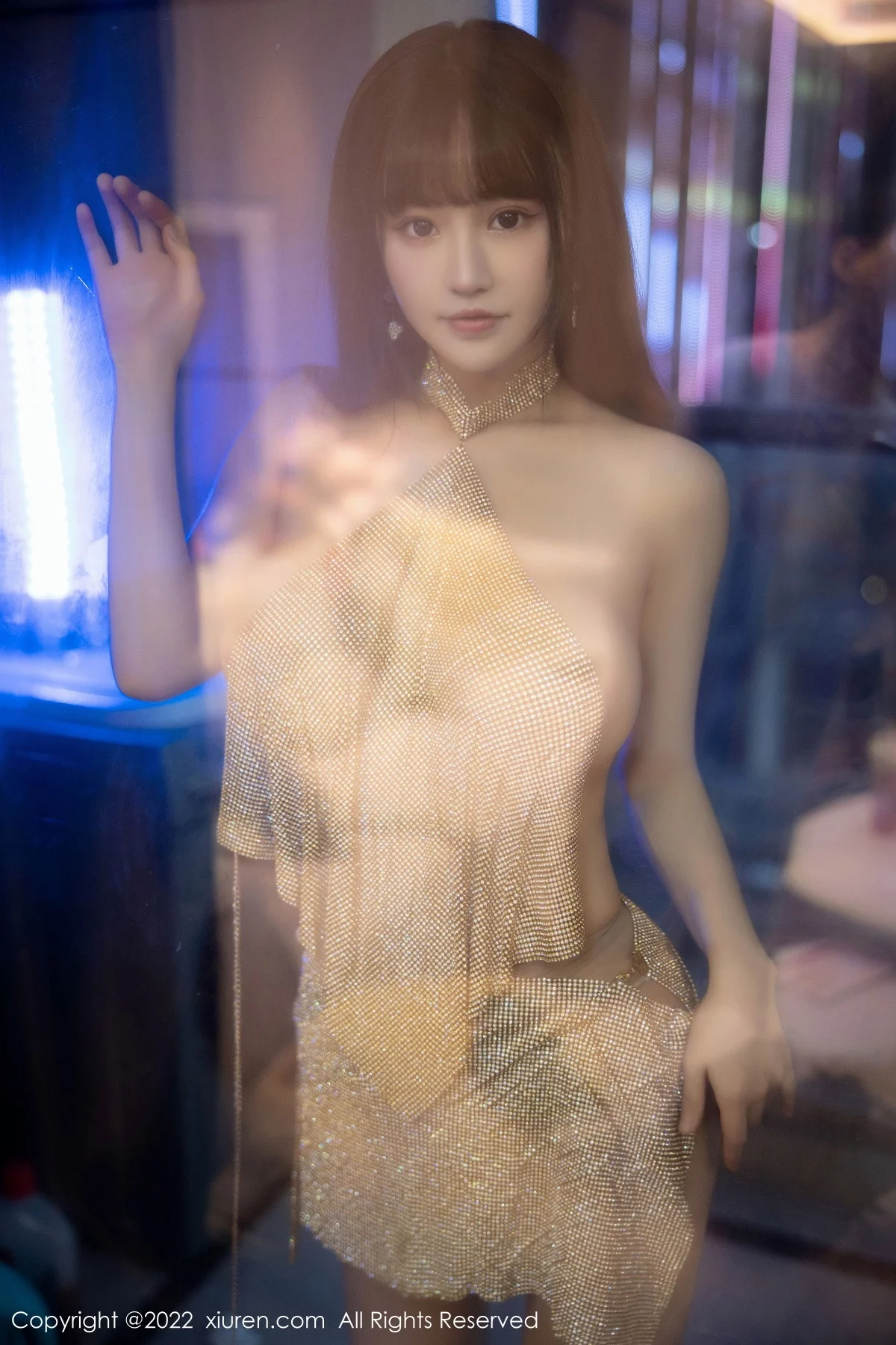 [[XiuRen秀人网]秀人网]No.6044_女神朱可儿Flora大理旅拍金色闪亮连衣短裙秀丰满身材诱惑写真74P