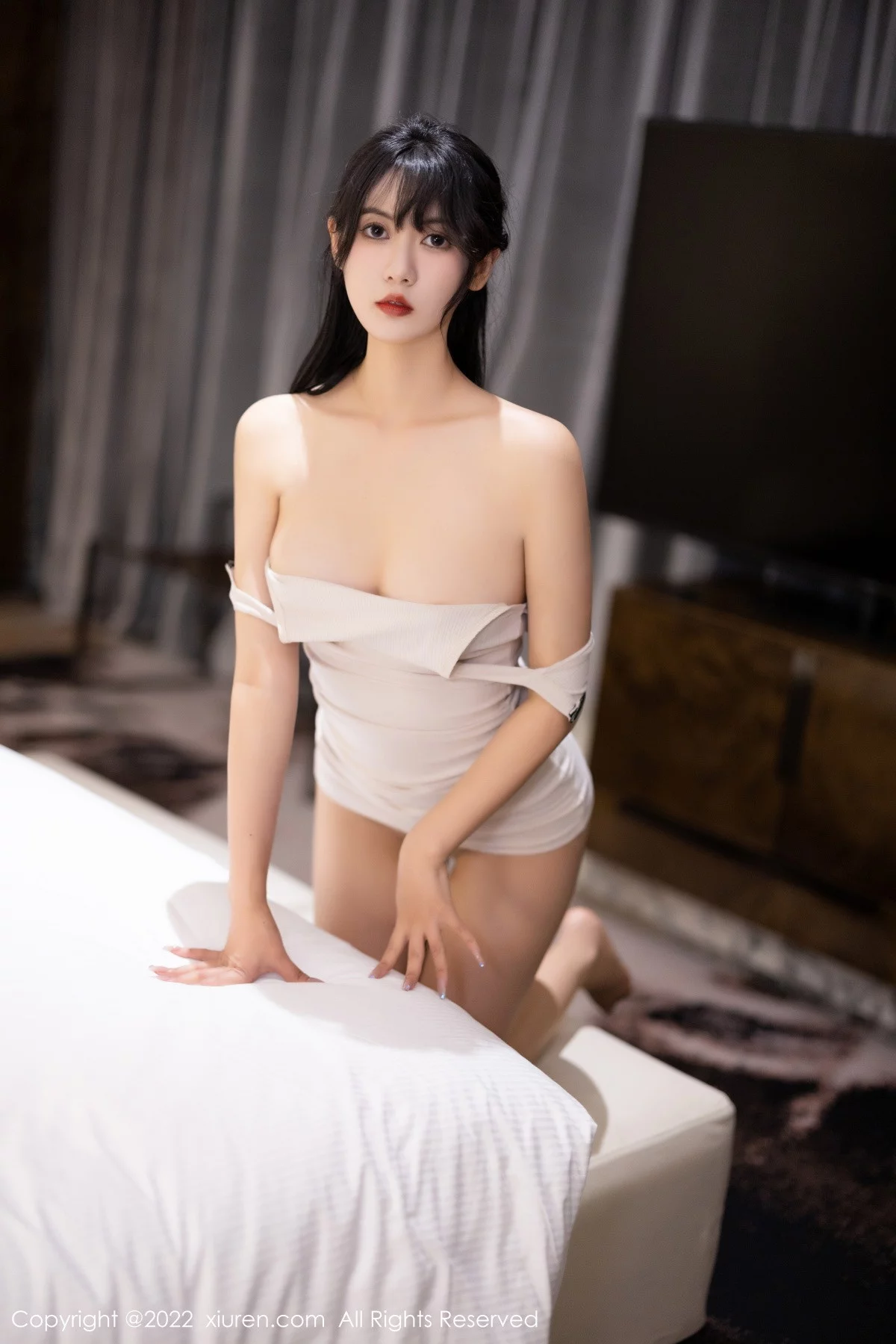 [[XiuRen秀人网]秀人网]No.6043_模特林子遥性感浅灰色连衣短裙配超薄肉丝秀曼妙身姿迷人写真70P