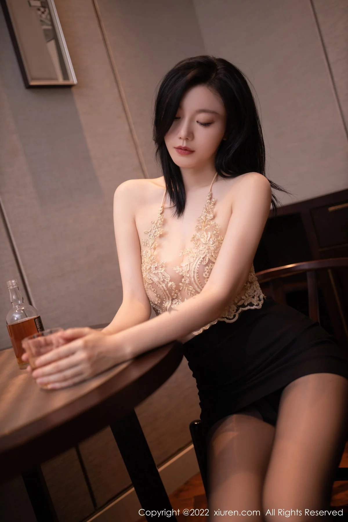 [[XiuRen秀人网]秀人网]No.6051_模特安然anran半脱外衣露缕空金色蕾丝内衣秀惹火身材诱惑写真81P