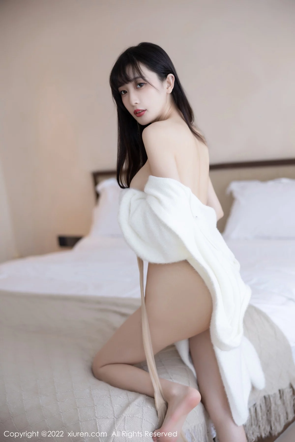 [[XiuRen秀人网]秀人网]No.6052_模特林星阑脱白色长外套露淡红色吊带长裙配原色丝袜迷人写真82P