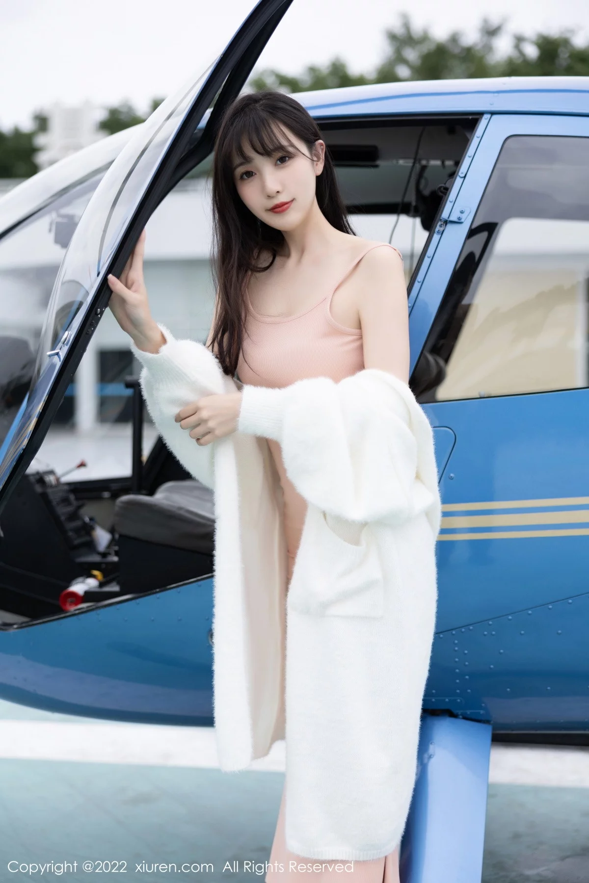 [[XiuRen秀人网]秀人网]No.6052_模特林星阑脱白色长外套露淡红色吊带长裙配原色丝袜迷人写真82P