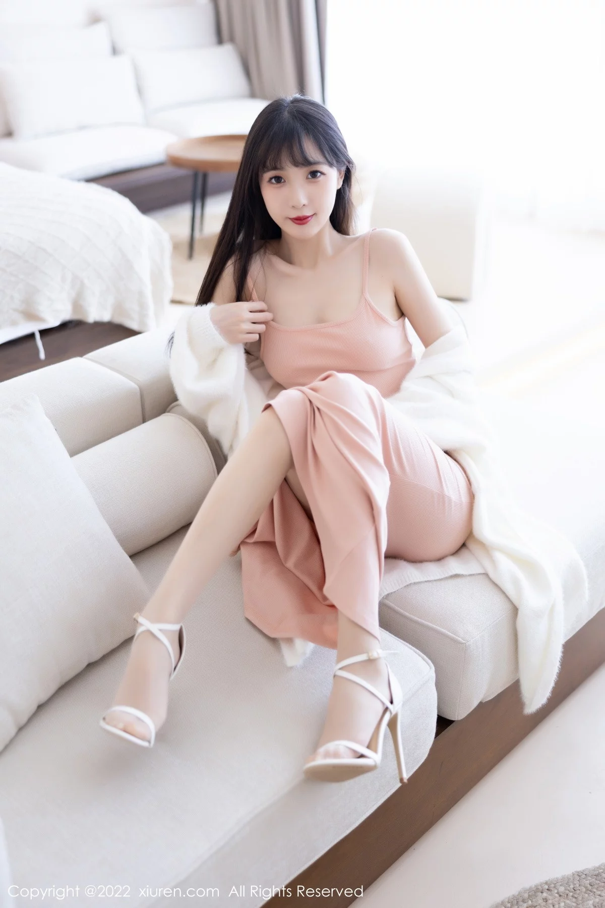 [[XiuRen秀人网]秀人网]No.6052_模特林星阑脱白色长外套露淡红色吊带长裙配原色丝袜迷人写真82P