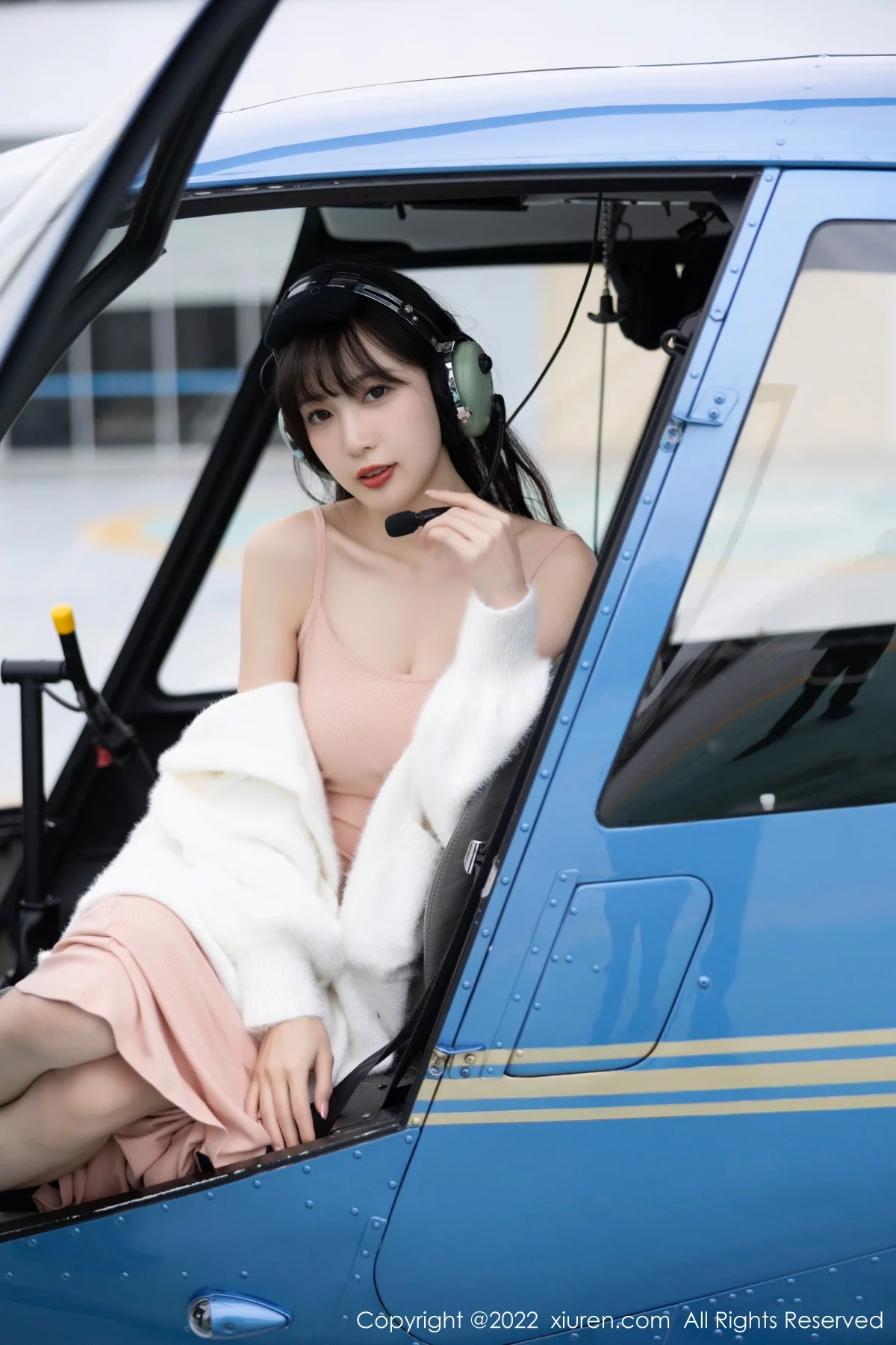 [[XiuRen秀人网]秀人网]No.6052_模特林星阑脱白色长外套露淡红色吊带长裙配原色丝袜迷人写真82P