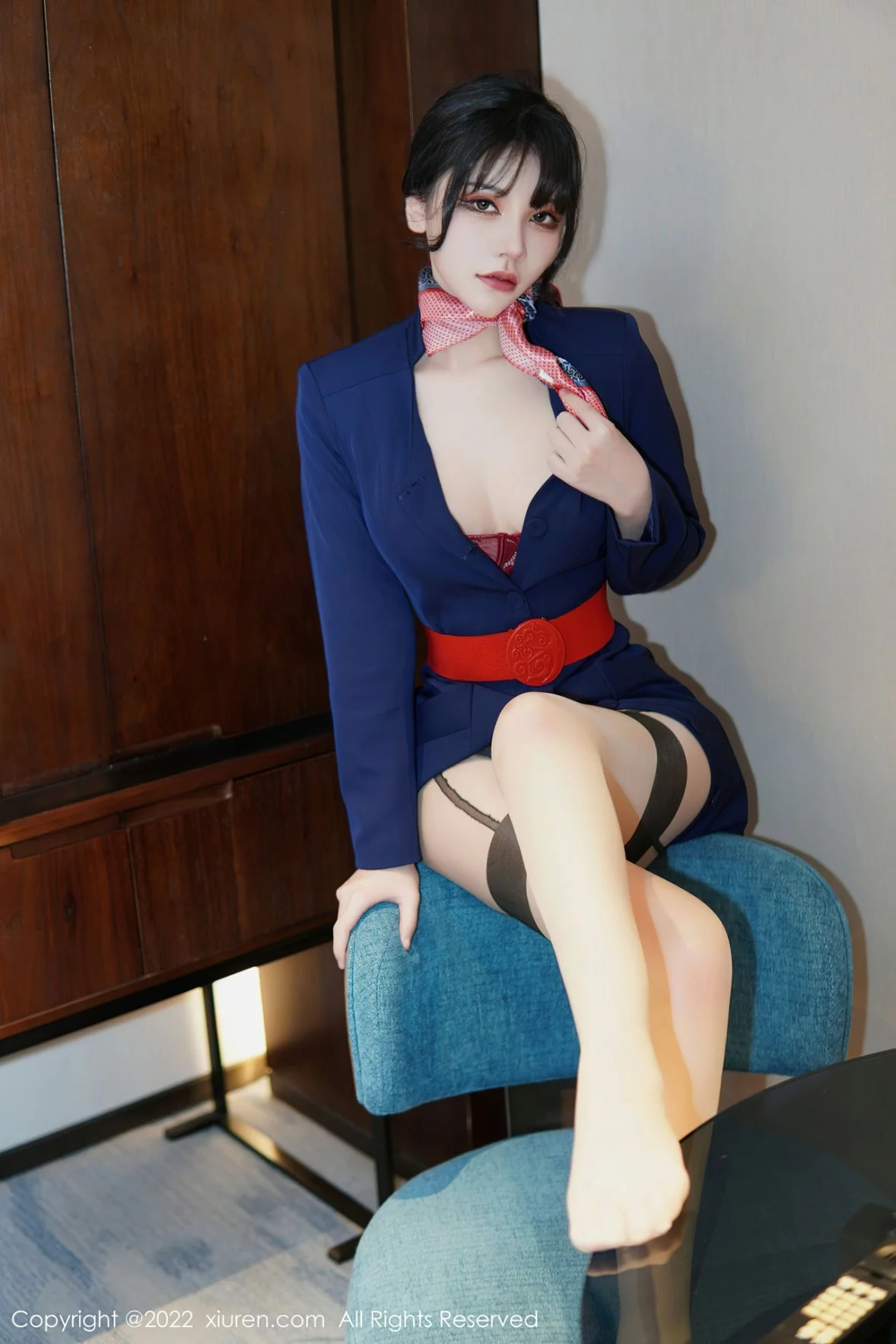 [[XiuRen秀人网]秀人网]No.6048_模特桃桃子_脱深蓝空姐制服露红色蕾丝内衣秀曼妙身姿诱惑写真82P