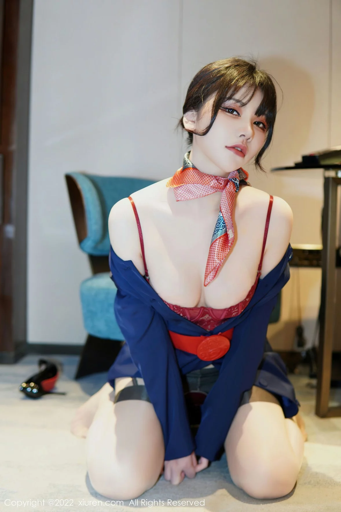 [[XiuRen秀人网]秀人网]No.6048_模特桃桃子_脱深蓝空姐制服露红色蕾丝内衣秀曼妙身姿诱惑写真82P