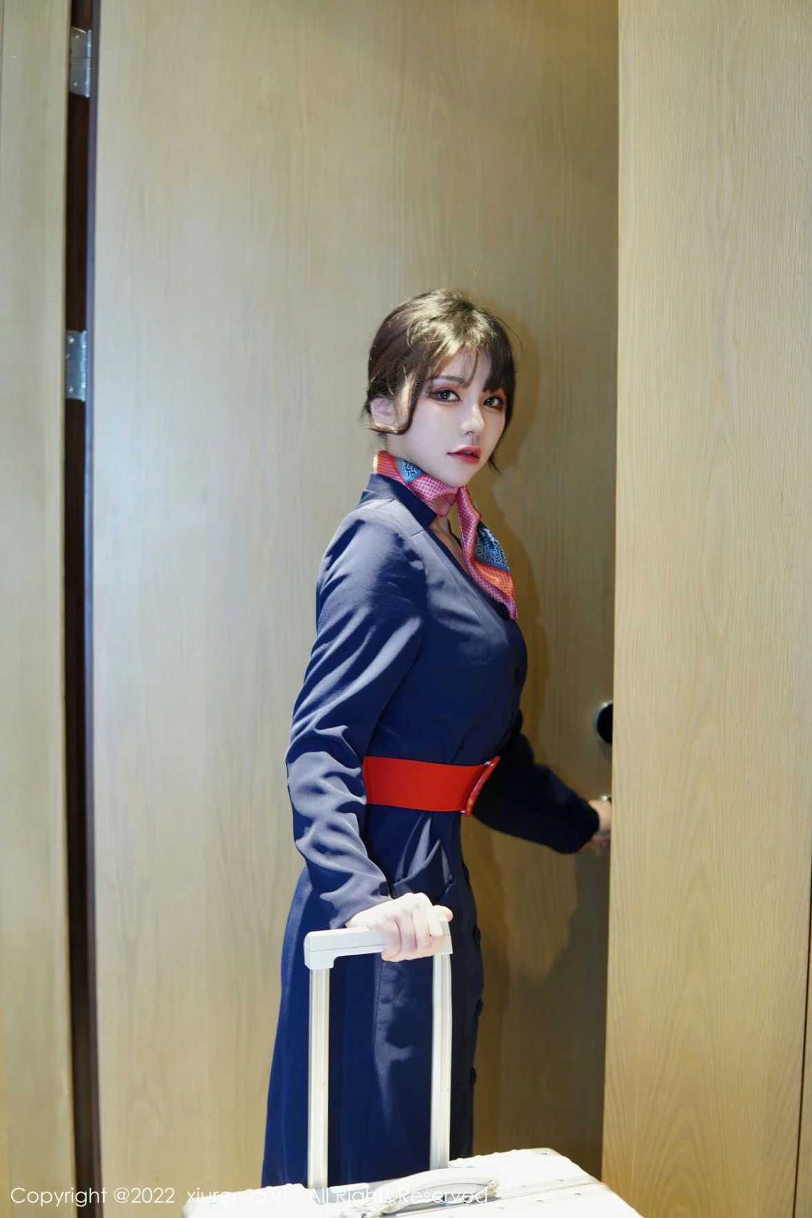 [[XiuRen秀人网]秀人网]No.6048_模特桃桃子_脱深蓝空姐制服露红色蕾丝内衣秀曼妙身姿诱惑写真82P