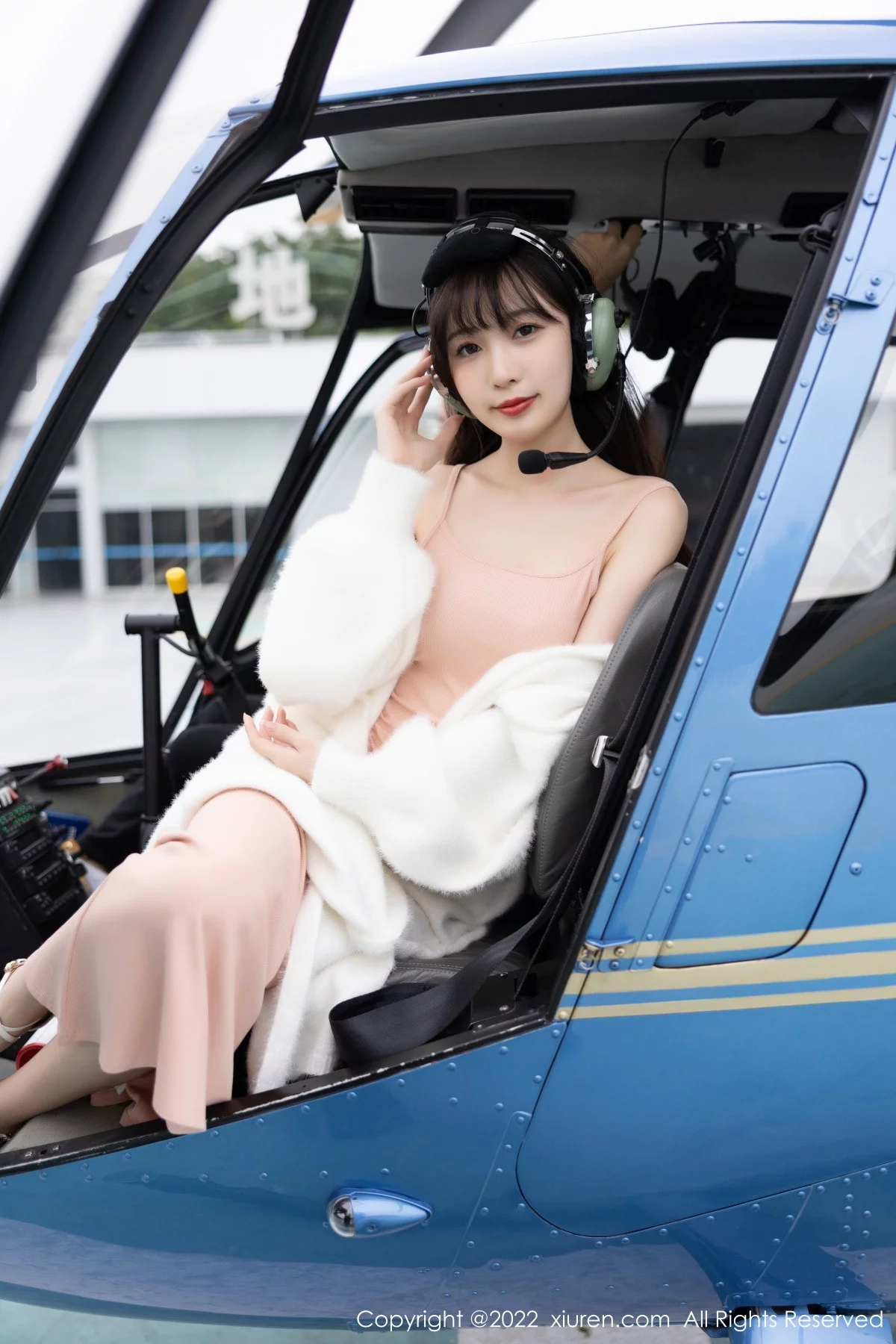 [[XiuRen秀人网]秀人网]No.6052_模特林星阑脱白色长外套露淡红色吊带长裙配原色丝袜迷人写真82P