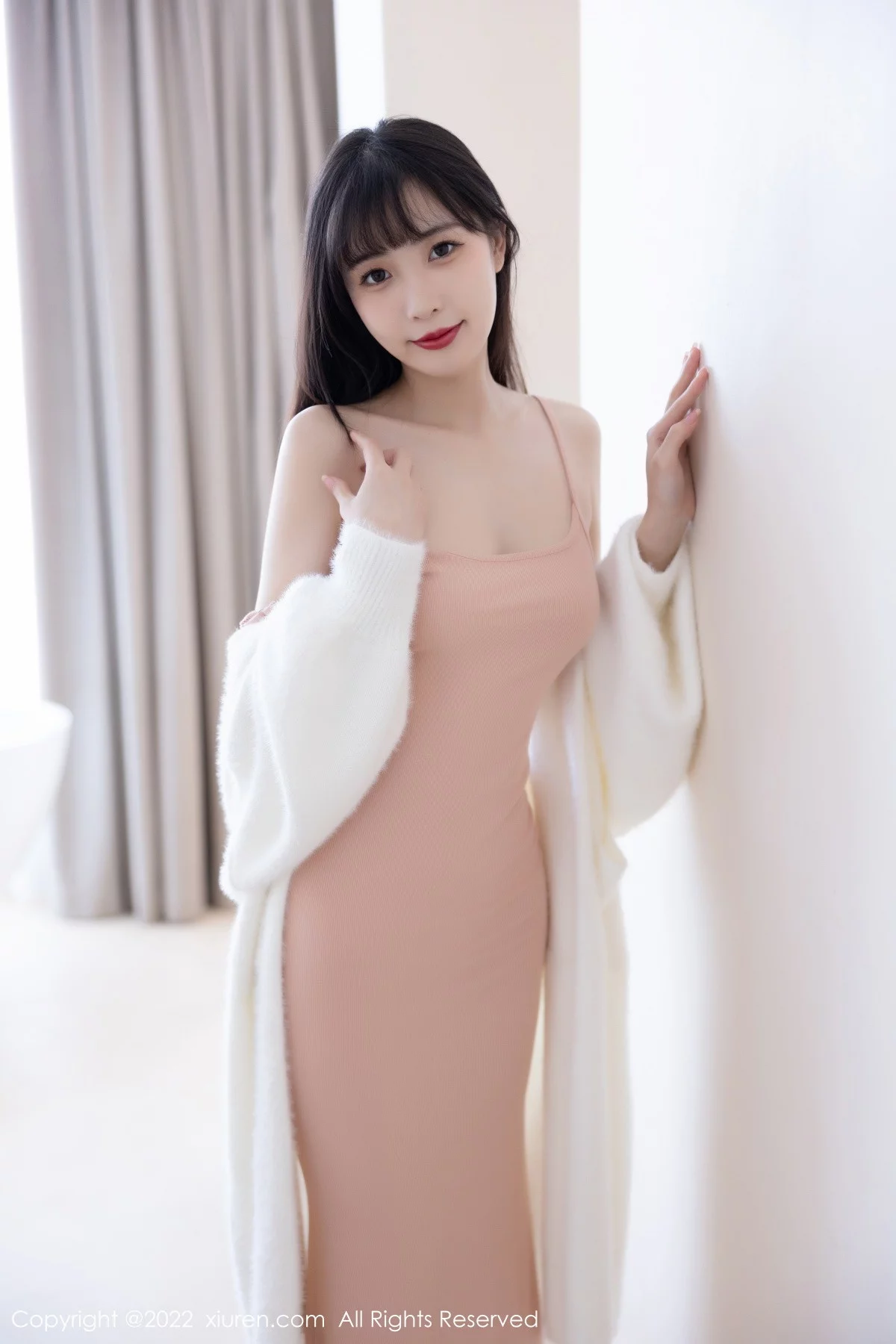 [[XiuRen秀人网]秀人网]No.6052_模特林星阑脱白色长外套露淡红色吊带长裙配原色丝袜迷人写真82P