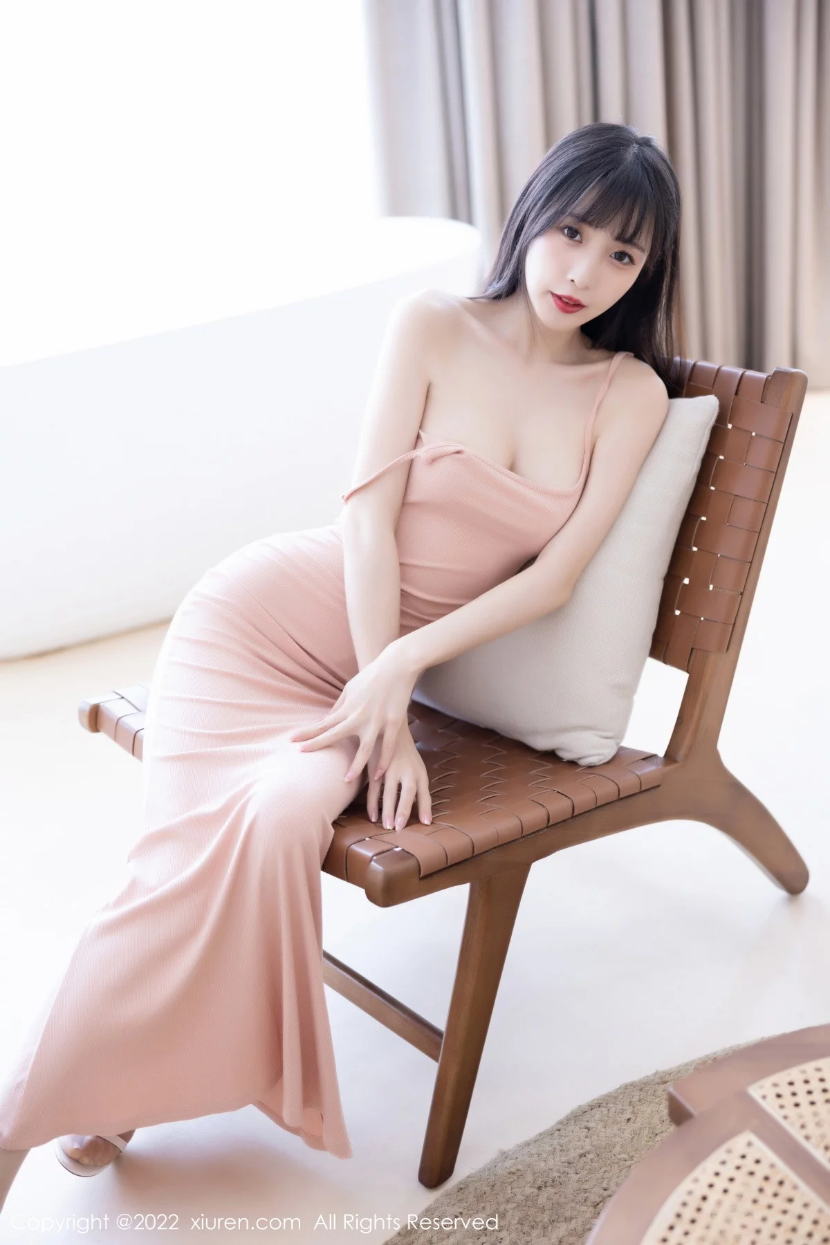 [[XiuRen秀人网]秀人网]No.6052_模特林星阑脱白色长外套露淡红色吊带长裙配原色丝袜迷人写真82P