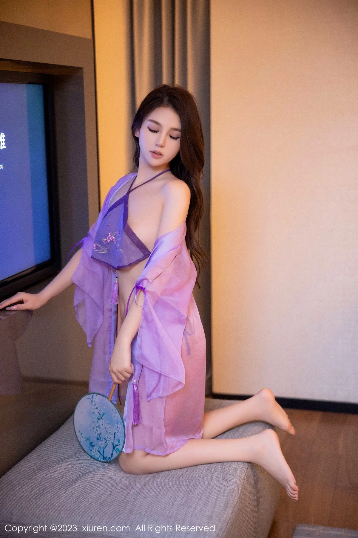 [[XiuRen秀人网]秀人网]No.6077_模特美羊羊性感紫色古装服饰半脱露丁字裤秀翘臀美腿诱惑写真83P
