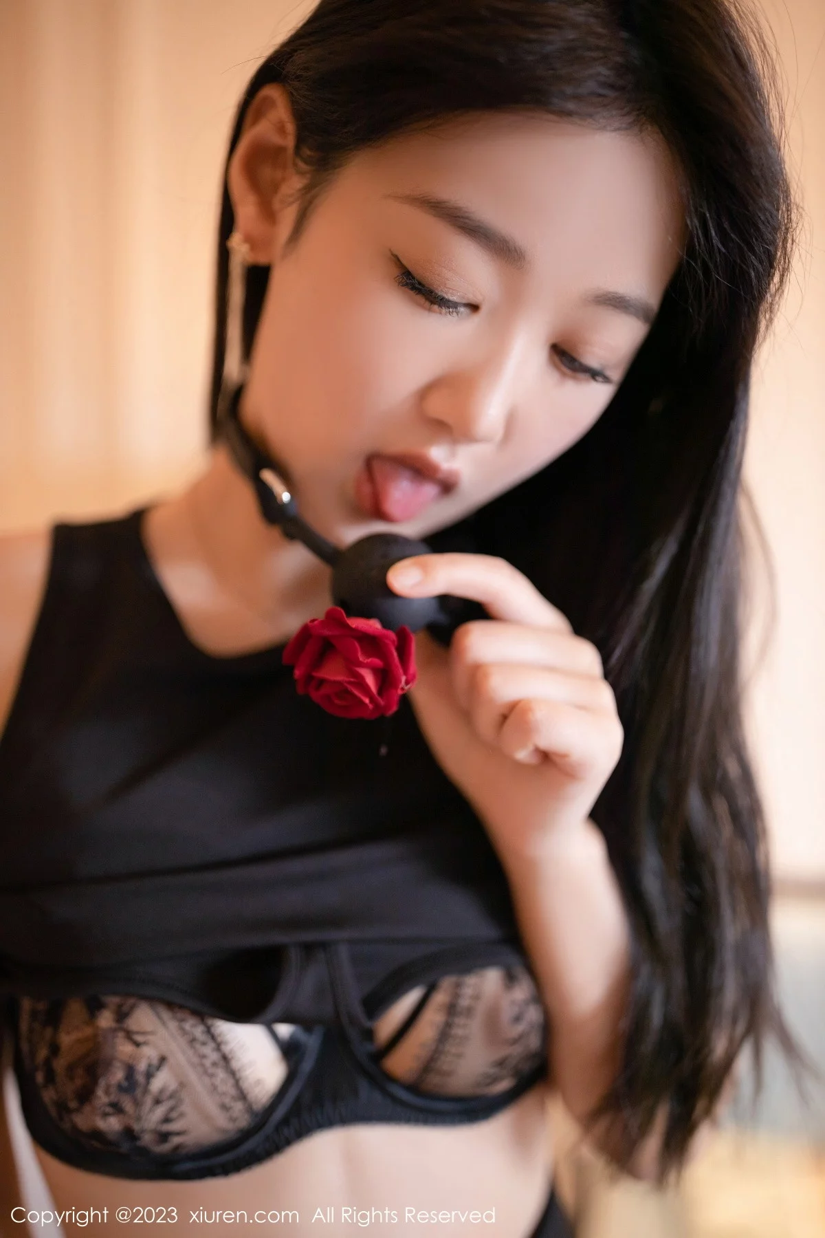 [[XiuRen秀人网]秀人网]No.6079_模特唐安琪脱白色外衣露黑色轻透蕾丝内衣配黑丝吊袜诱惑写真83P