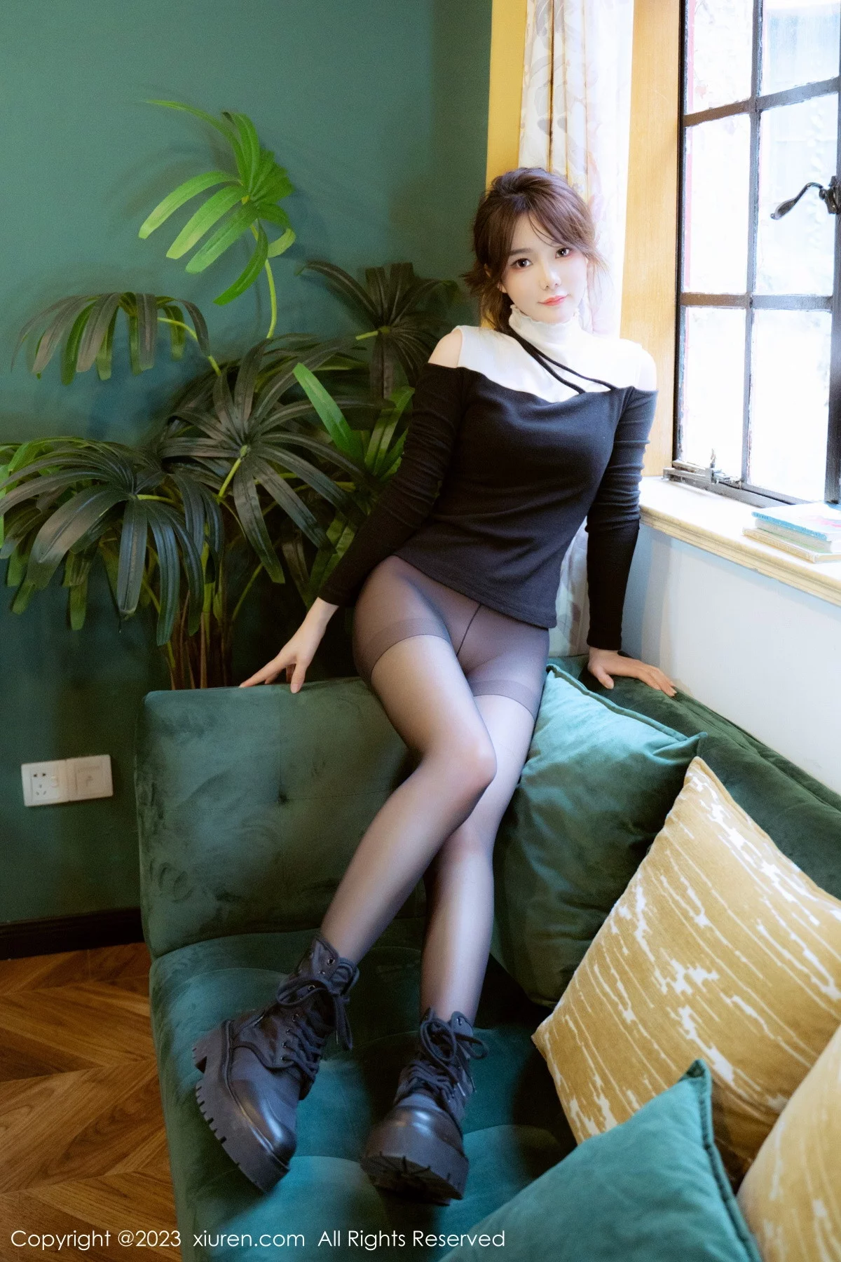 [[XiuRen秀人网]秀人网]No.6080_模特婠婠么性感黑上衣配黑皮短裙露超薄无内黑丝撩人诱惑写真79P