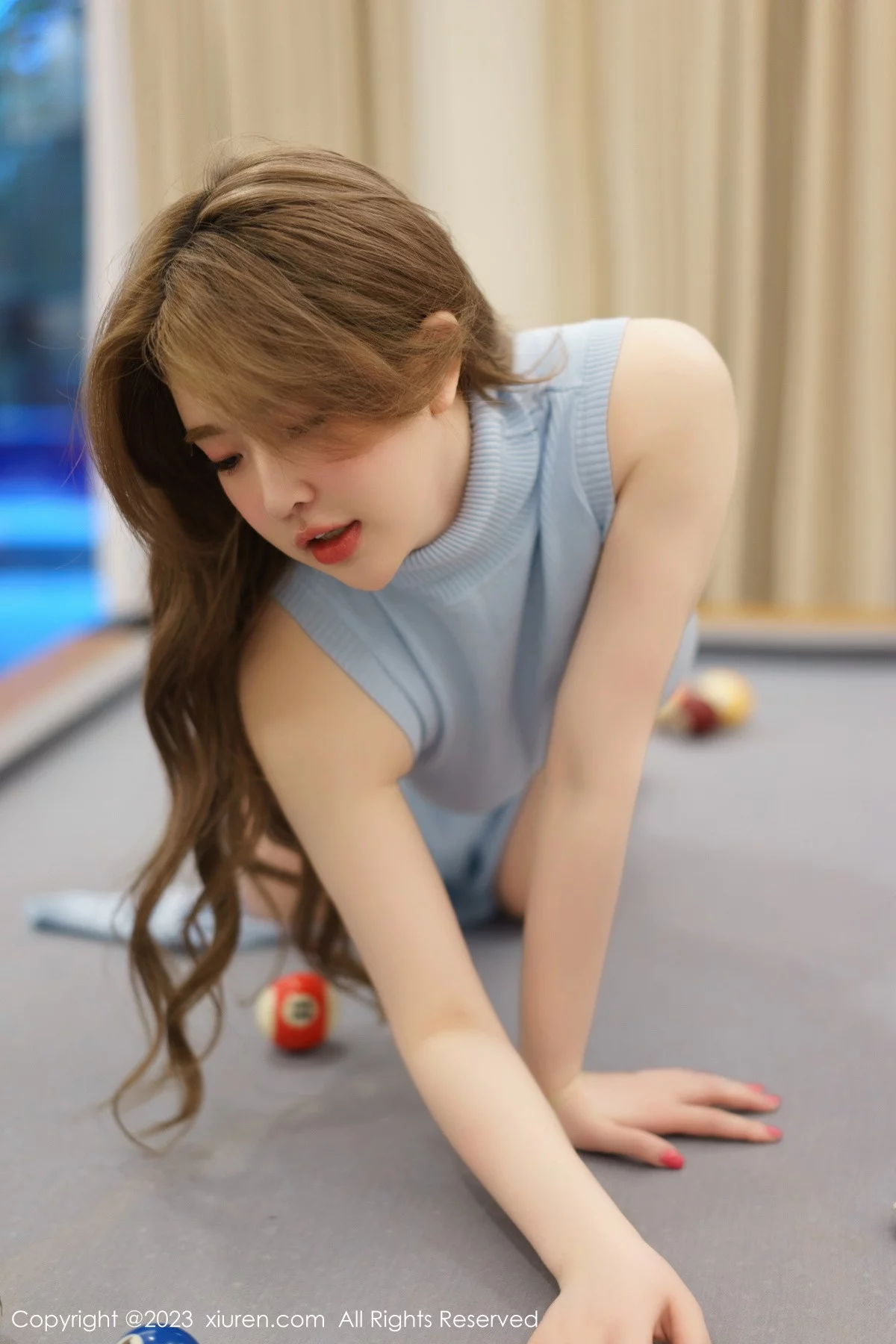 [[XiuRen秀人网]秀人网]No.6085_模特小海臀Rena三亚旅拍桌球室性感连衣裙秀浑圆美臀诱惑写真60P
