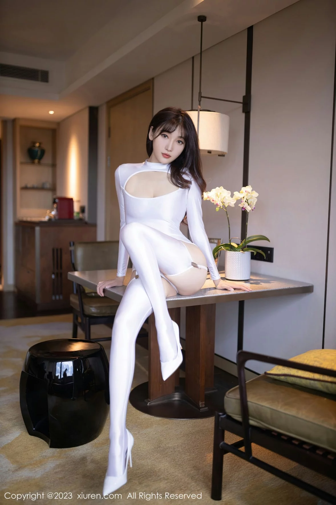 [[XiuRen秀人网]秀人网]No.6093_模特陆萱萱性感白色尼龙紧身衣配白丝吊袜秀完美身材诱惑写真81P