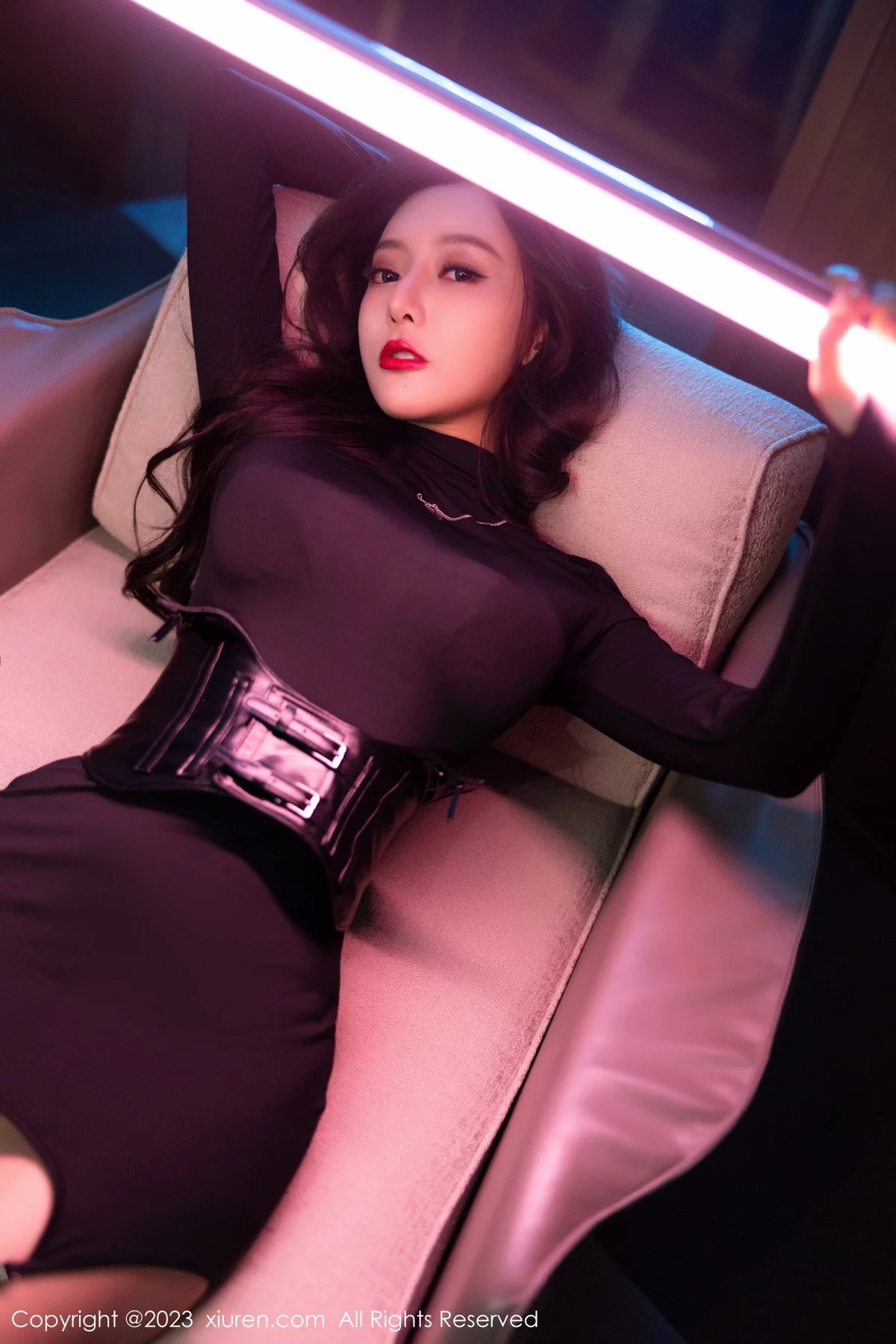 [[XiuRen秀人网]秀人网]No.6099_女神王馨瑶yanni黑色紧身服饰露暗红色蕾丝内衣完美诱惑写真77P