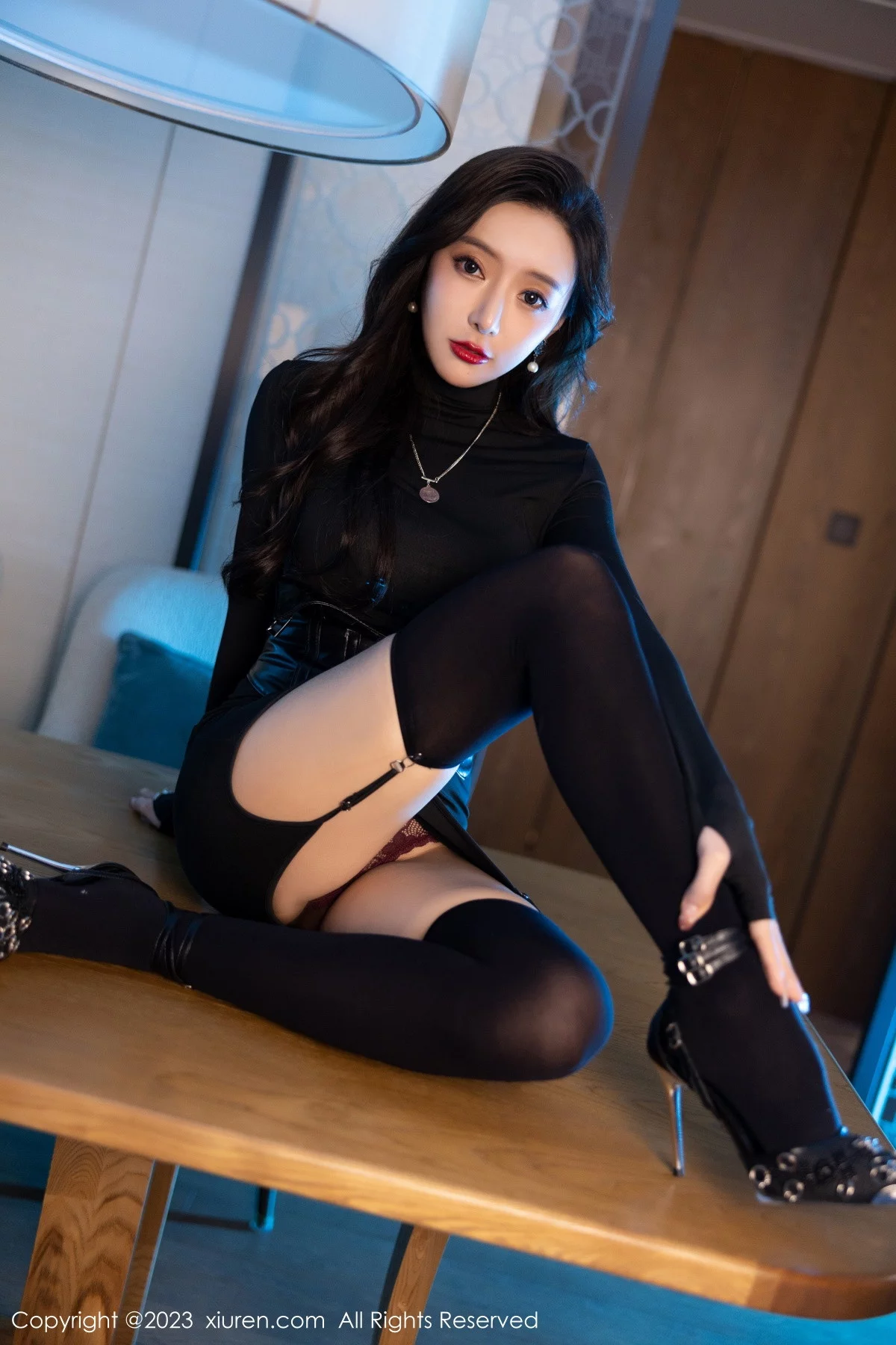 [[XiuRen秀人网]秀人网]No.6099_女神王馨瑶yanni黑色紧身服饰露暗红色蕾丝内衣完美诱惑写真77P