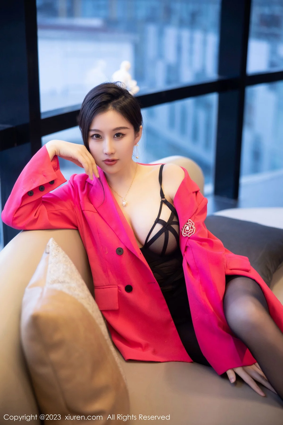 [[XiuRen秀人网]秀人网]No.6103_模特月音瞳性感黑色情趣吊带服配超薄黑丝秀雪峰美腿诱惑写真93P