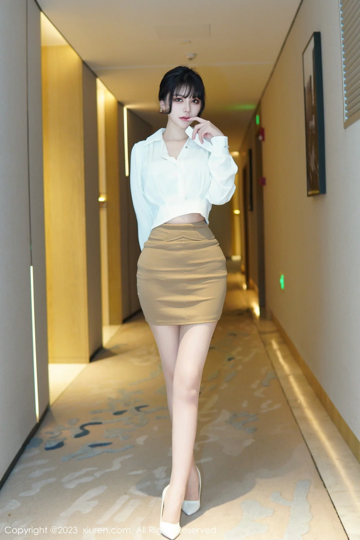 [[XiuRen秀人网]秀人网]No.6111_模特桃桃子_性感白T配黄色短裙露蕾丝内衣配开档肉丝诱惑写真86P