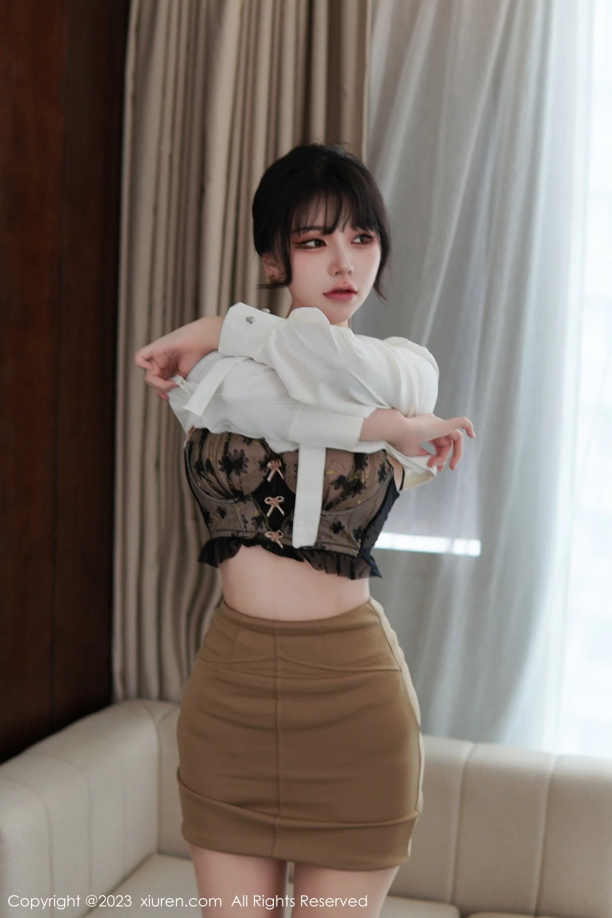 [[XiuRen秀人网]秀人网]No.6111_模特桃桃子_性感白T配黄色短裙露蕾丝内衣配开档肉丝诱惑写真86P