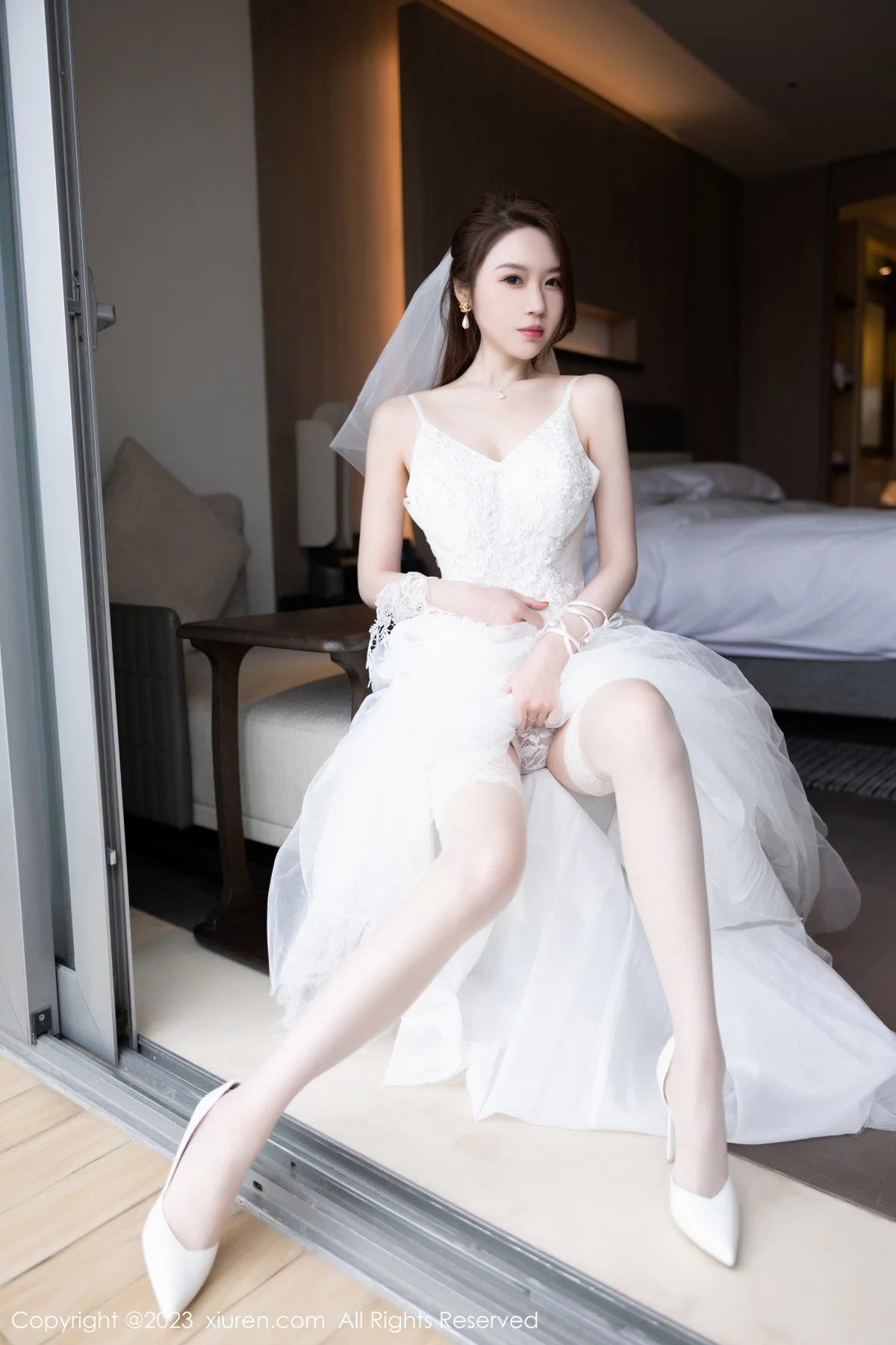 [[XiuRen秀人网]秀人网]No.6120_模特梦心玥性感白色婚纱服饰配白丝袜秀高挑身姿迷人诱惑写真87P