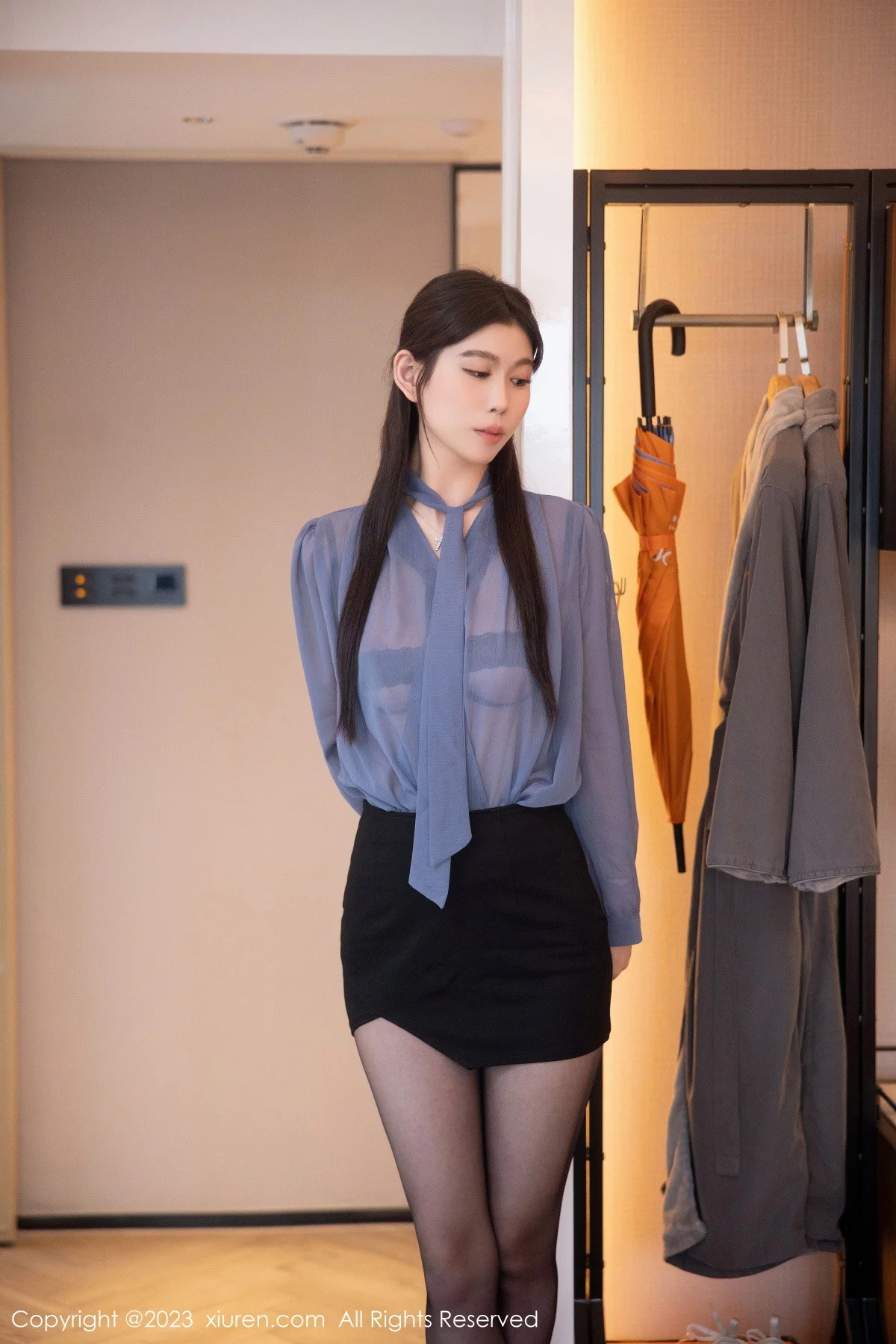 [[XiuRen秀人网]秀人网]No.6122_模特李雅柔蓝色薄纱上衣配黑短裙露黑色内衣超薄黑丝诱惑写真62P
